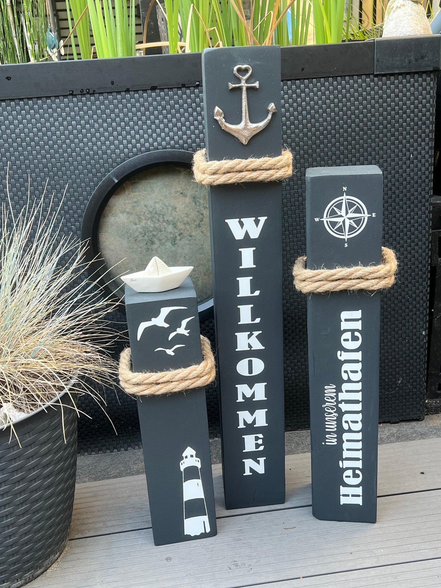 Set 3 dekorative Holzsäulen Maritim – Küstenhaus Deko mit Anker und Wunschtext | Geschenk Set für Haus & Garten, maritime Deko