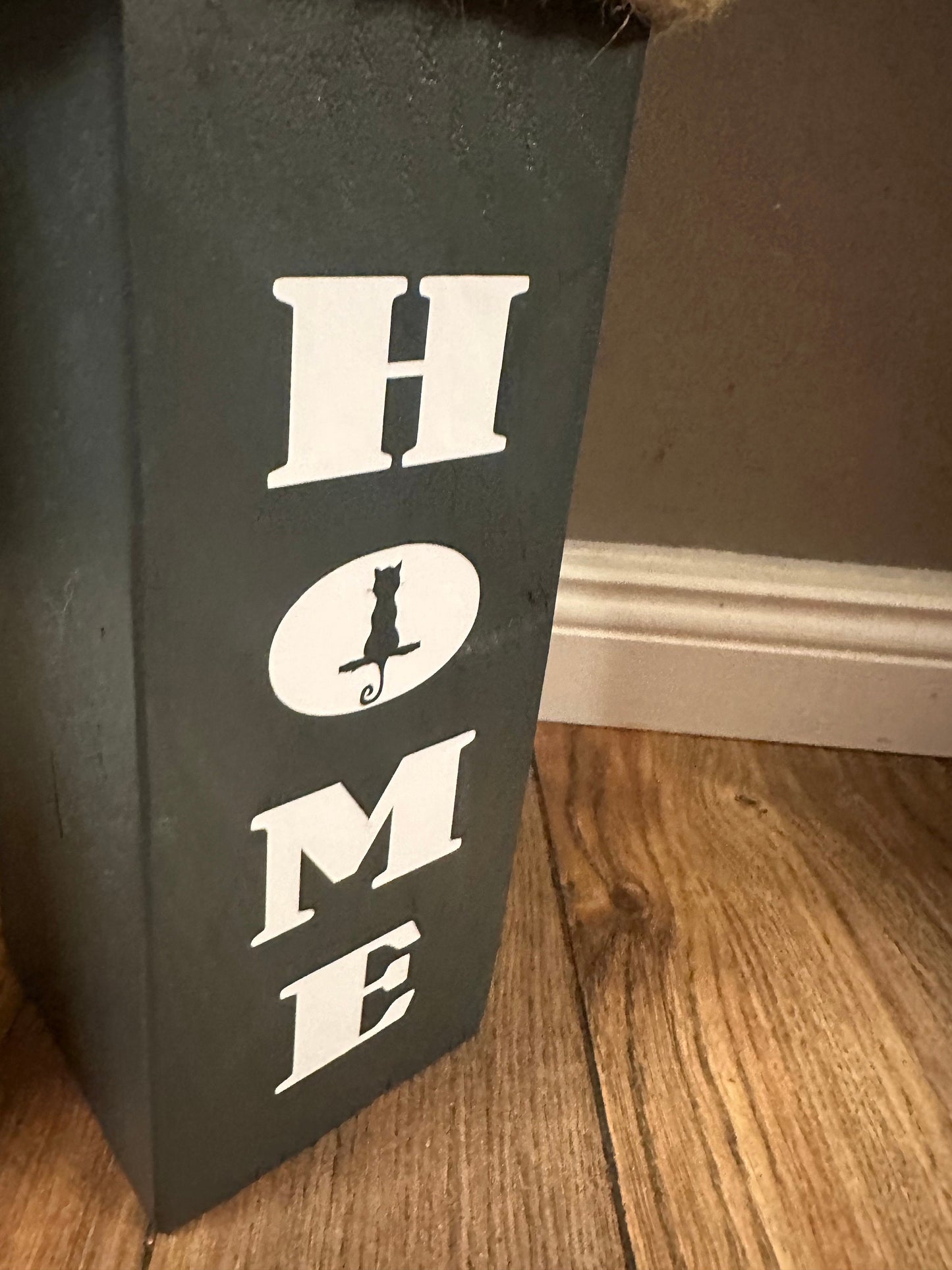 Katzendeko HOME mit Betonpfote – Holzsäule 40 cm | Geschenk für Katzenliebhaber & Katzenmama