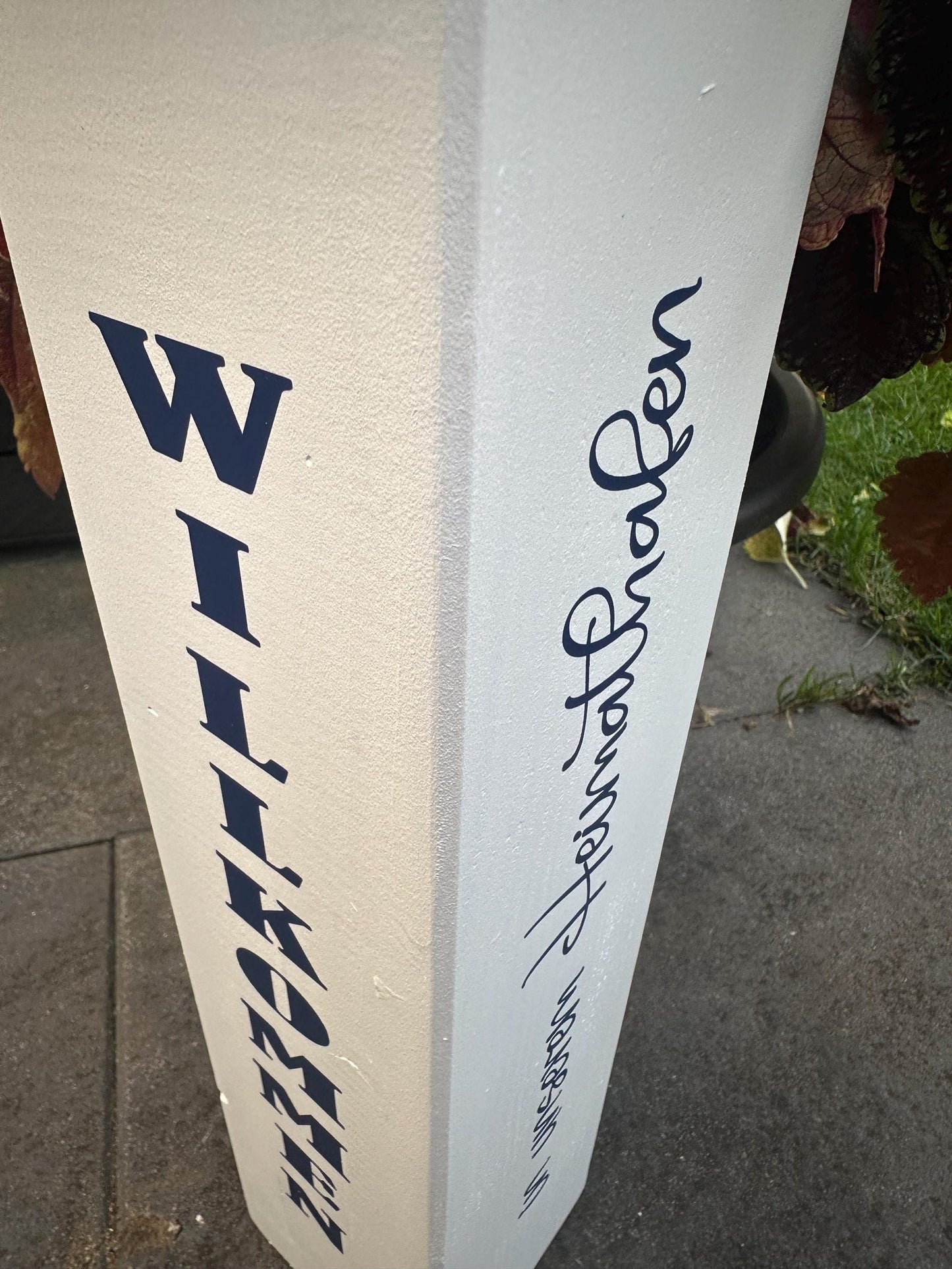 Poller „Willkommen in unserem Heimathafen“ – Holzsäule 60 cm mit Anker und Leuchtturm | Maritime Dekosäule Garten & Haustür