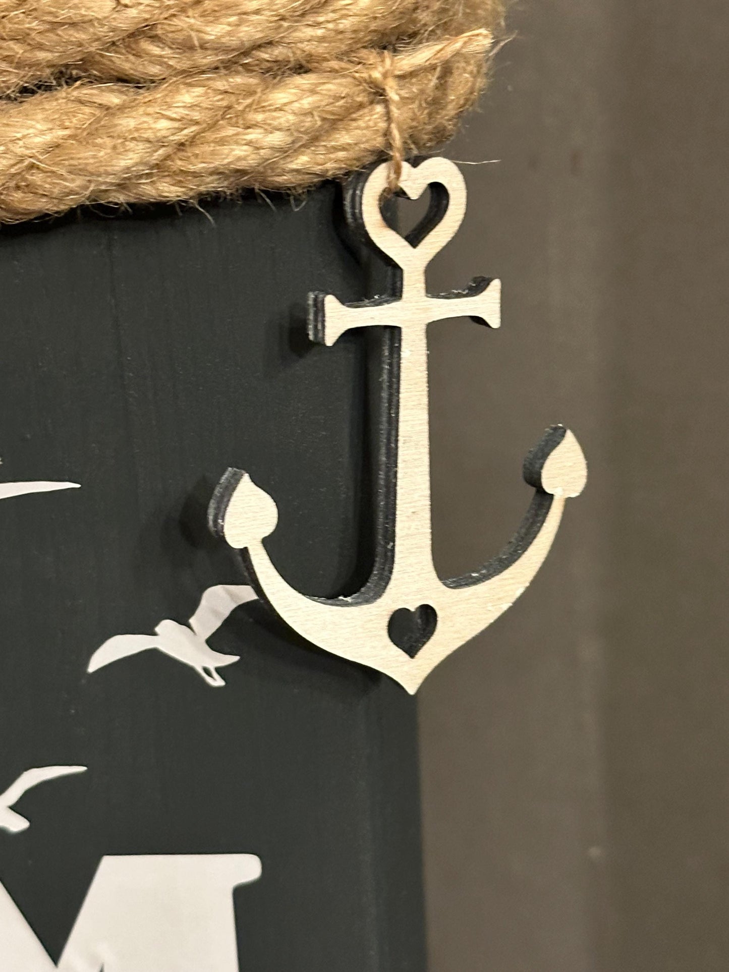 Holzsäulen 60 & 70 cm – Maritime Gartendeko | Dekosäule ‚Willkommen in unserem Heimathafen‘, Geschenk zur Einweihung