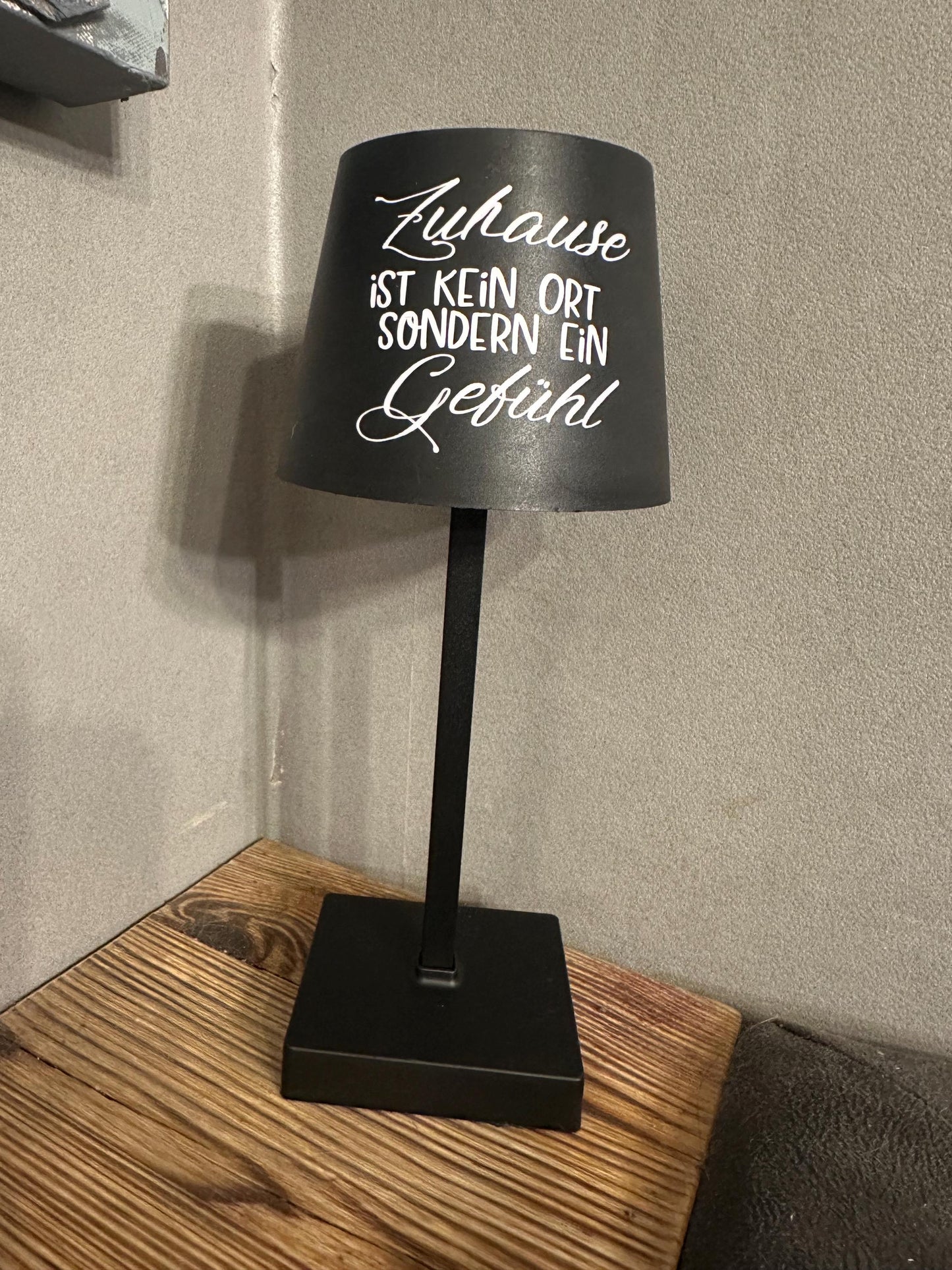 Kleine Lampe mit Wunschmotiv – Batteriebetriebenes Mitbringsel | Geschenk zur Einweihung, Geburtstag & Dekoidee