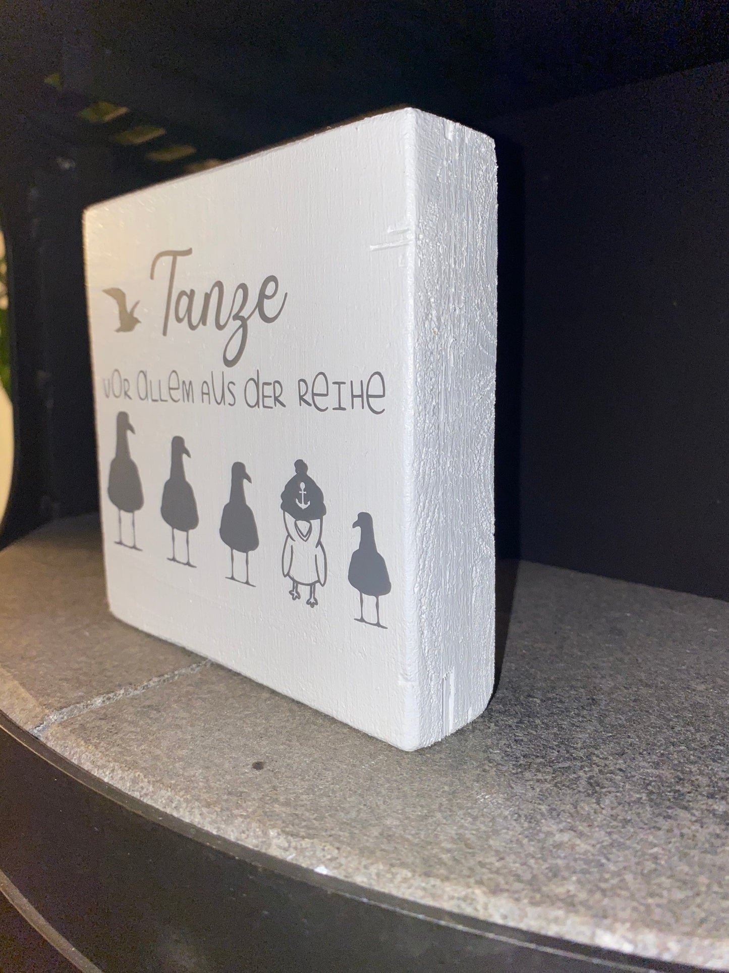 Holzschild ‚Tanze vor allem aus der Reihe‘ – Wanddeko mit Spruch | Geschenk Freundin, Wohnzimmer Deko & Inspiration