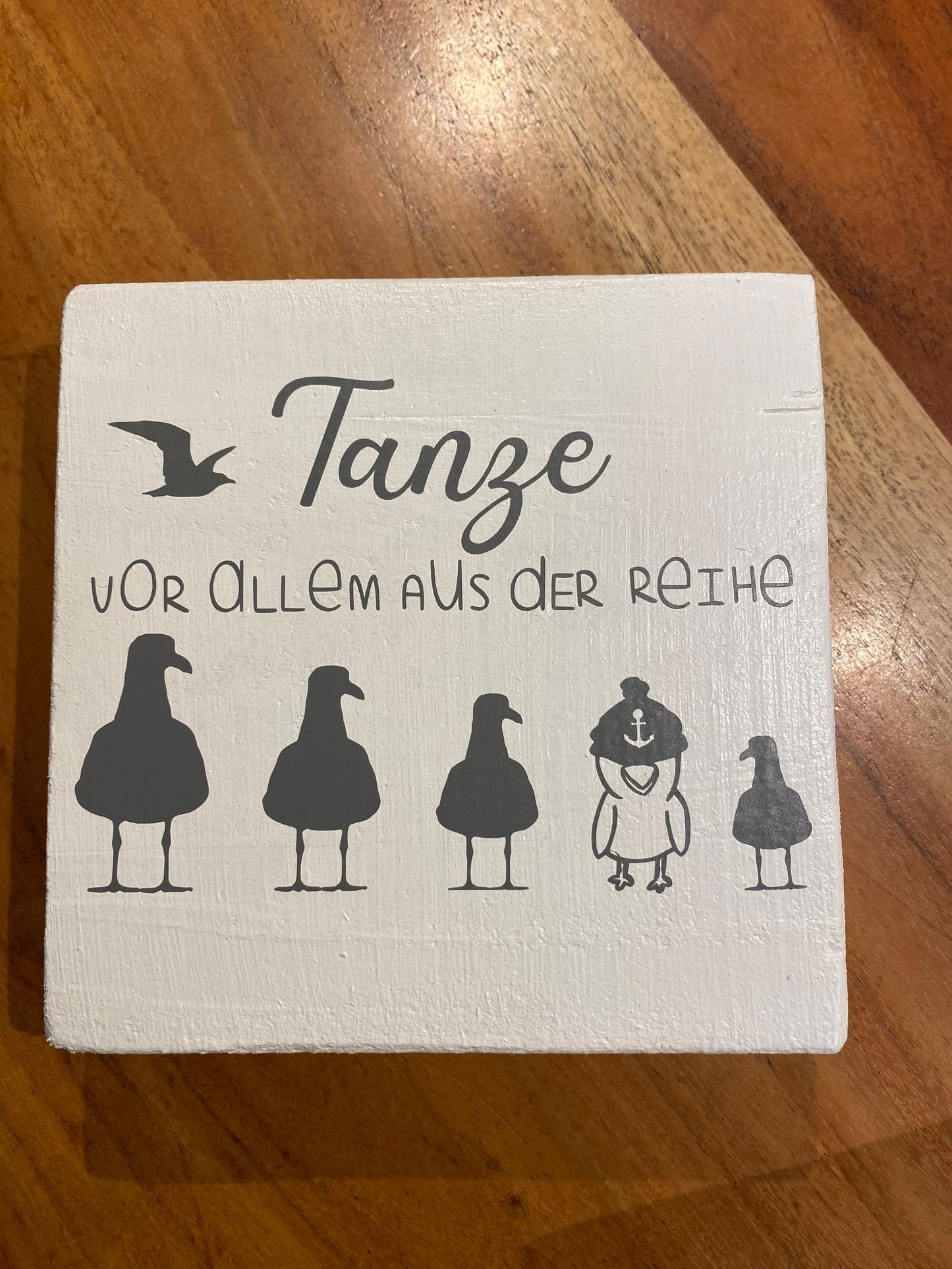 Holzschild ‚Tanze vor allem aus der Reihe‘ – Wanddeko mit Spruch | Geschenk Freundin, Wohnzimmer Deko & Inspiration