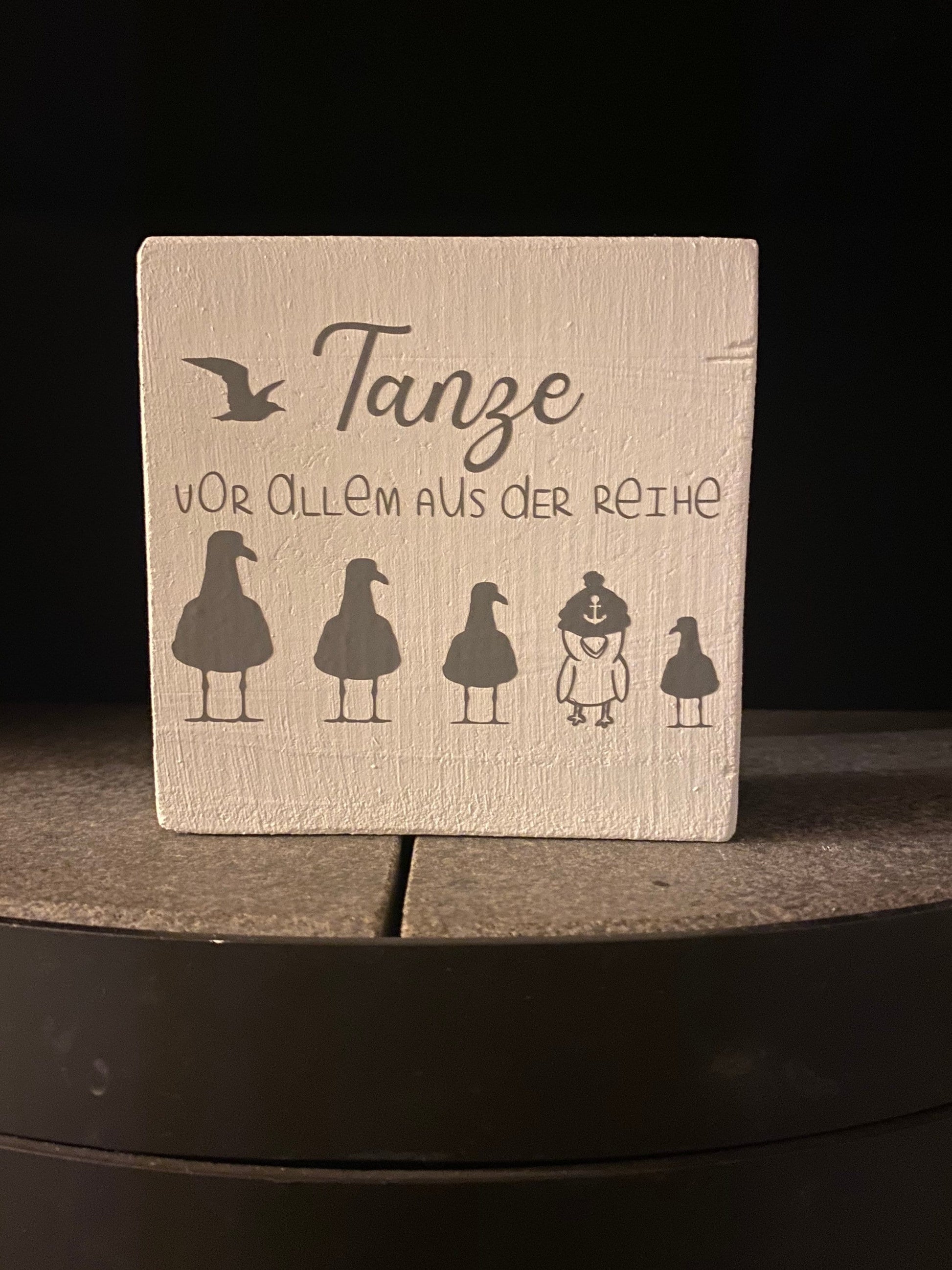 Holzschild ‚Tanze vor allem aus der Reihe‘ – Wanddeko mit Spruch | Geschenk Freundin, Wohnzimmer Deko & Inspiration