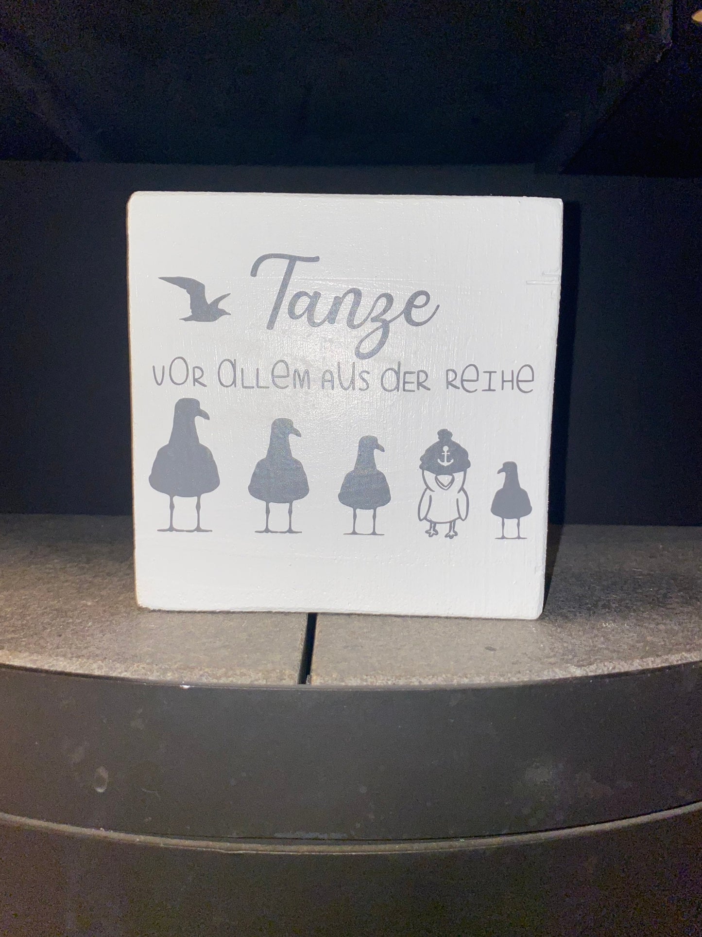 Holzschild ‚Tanze vor allem aus der Reihe‘ – Wanddeko mit Spruch | Geschenk Freundin, Wohnzimmer Deko & Inspiration