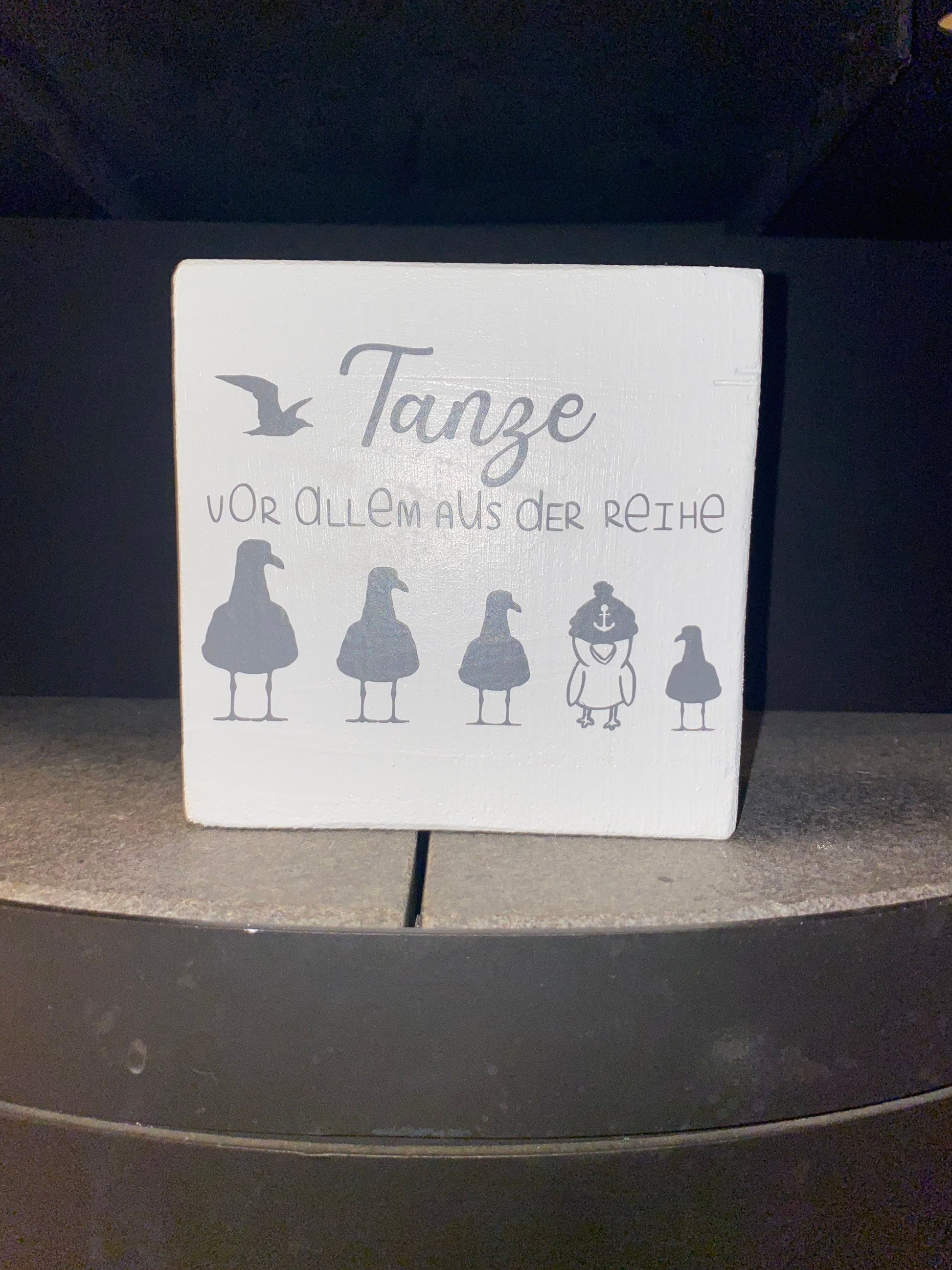 Holzschild ‚Tanze vor allem aus der Reihe‘ – Wanddeko mit Spruch | Geschenk Freundin, Wohnzimmer Deko & Inspiration