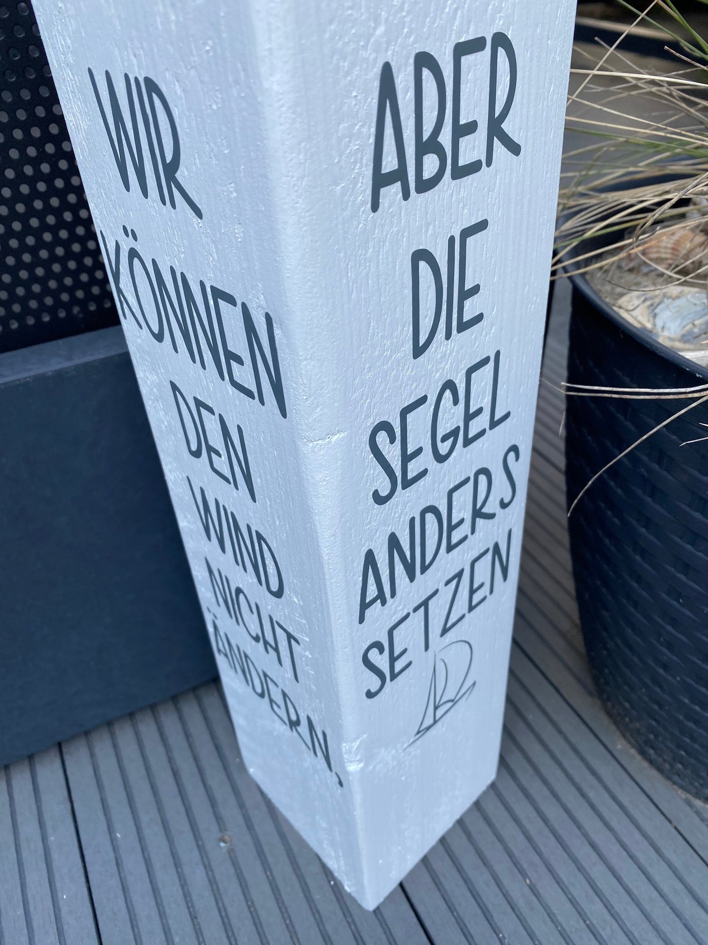 Maritimer Poller 60 cm | Holzsäule mit Wind & Segel Motiv | Gartendeko Küste | Ankerplatz Stranddeko handgefertigt