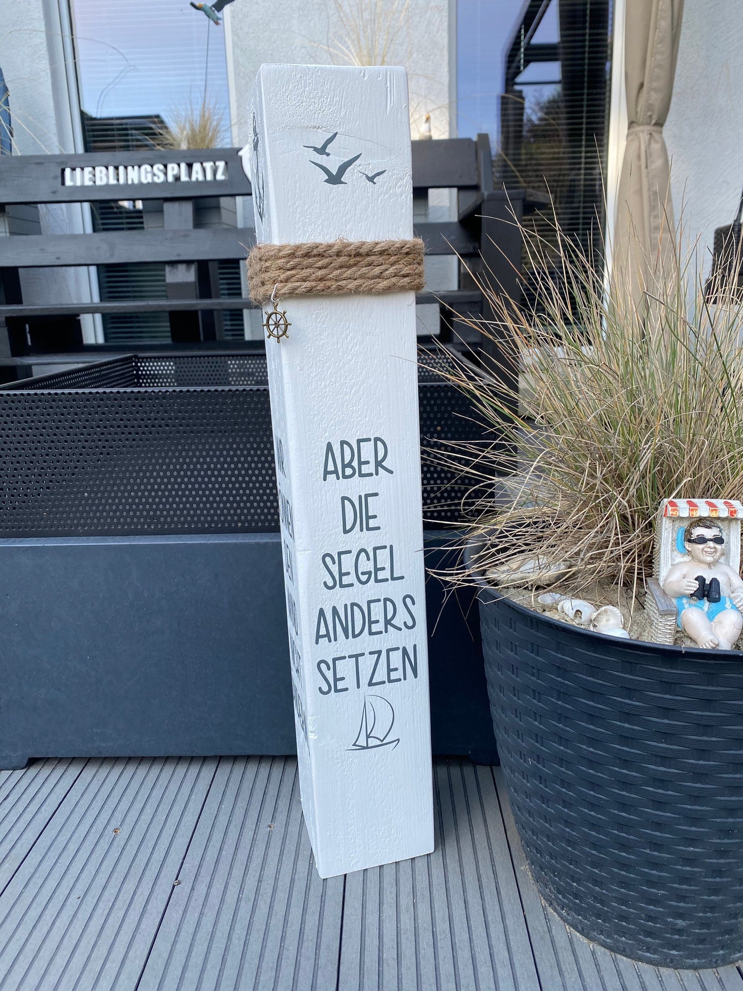 Maritimer Poller 60 cm | Holzsäule mit Wind & Segel Motiv | Gartendeko Küste | Ankerplatz Stranddeko handgefertigt