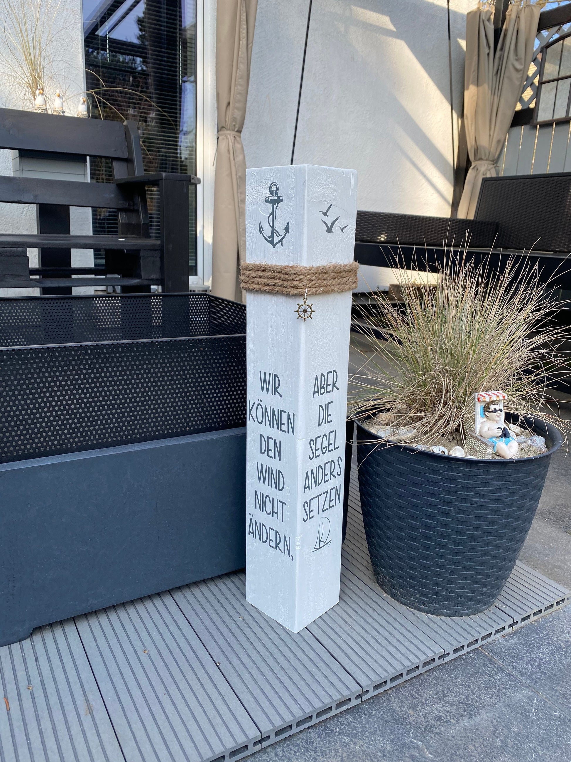 Maritimer Poller 60 cm | Holzsäule mit Wind & Segel Motiv | Gartendeko Küste | Ankerplatz Stranddeko handgefertigt