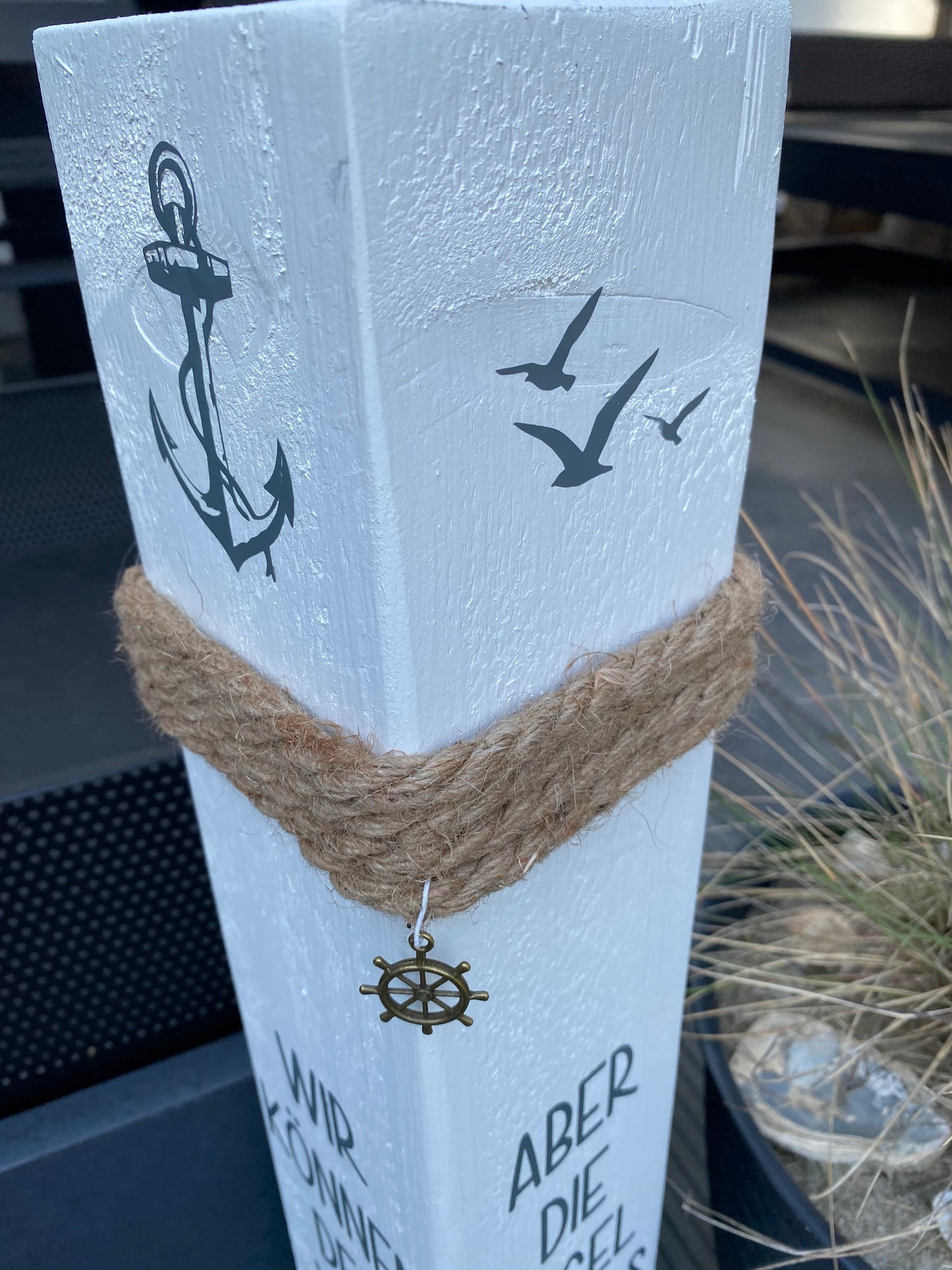 Maritimer Poller 60 cm | Holzsäule mit Wind & Segel Motiv | Gartendeko Küste | Ankerplatz Stranddeko handgefertigt