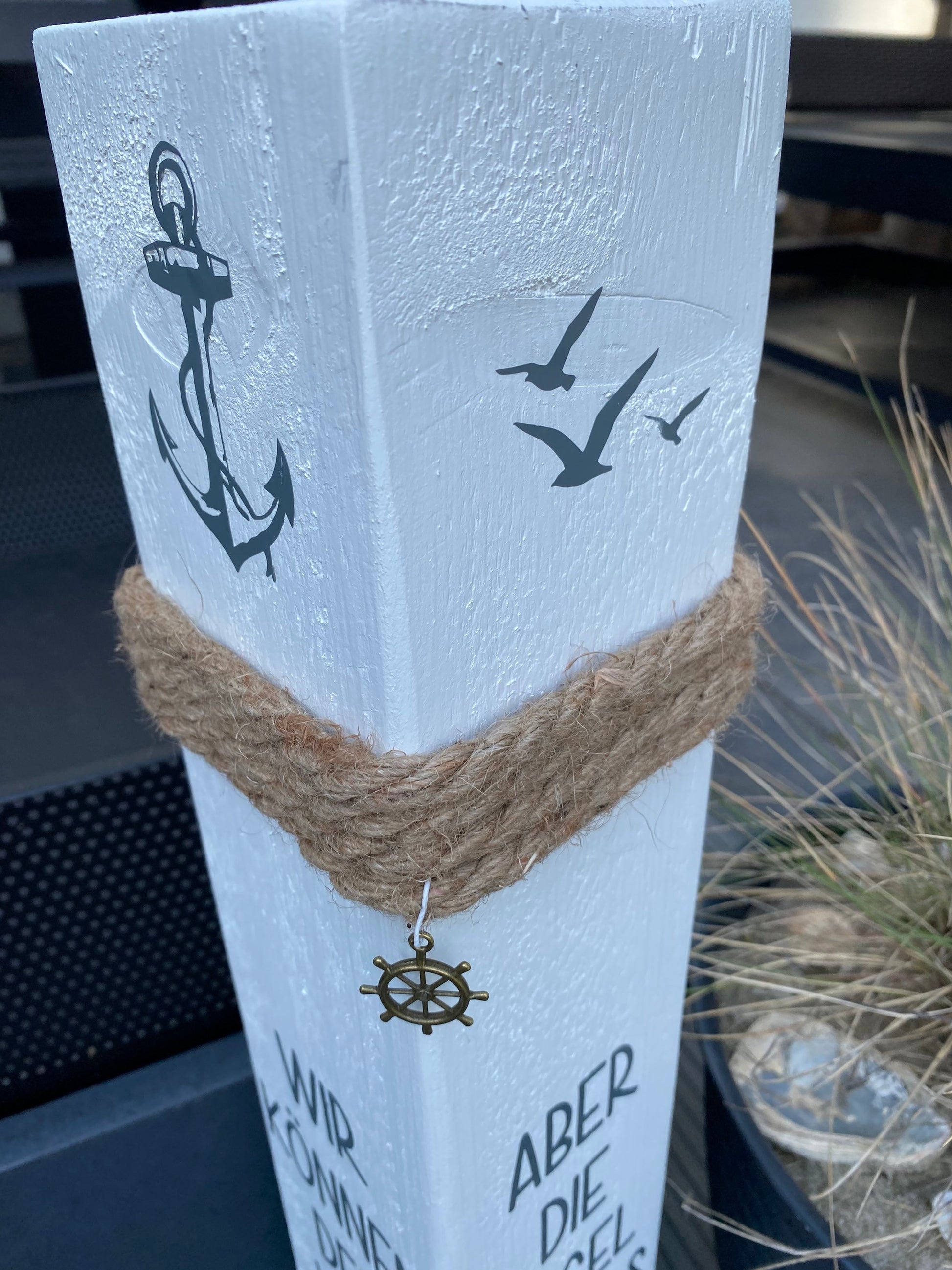 Maritimer Poller 60 cm | Holzsäule mit Wind & Segel Motiv | Gartendeko Küste | Ankerplatz Stranddeko handgefertigt