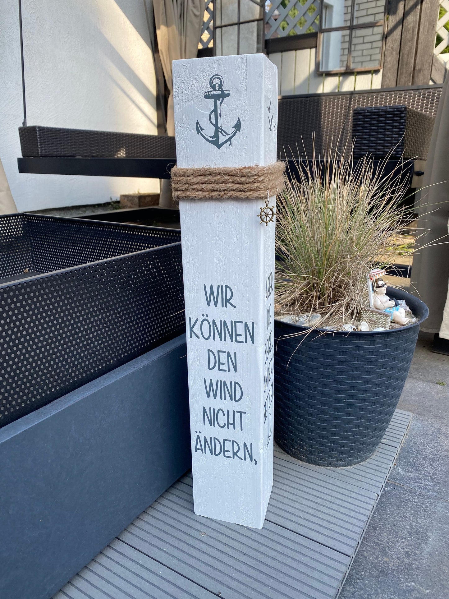 Maritimer Poller 60 cm | Holzsäule mit Wind & Segel Motiv | Gartendeko Küste | Ankerplatz Stranddeko handgefertigt