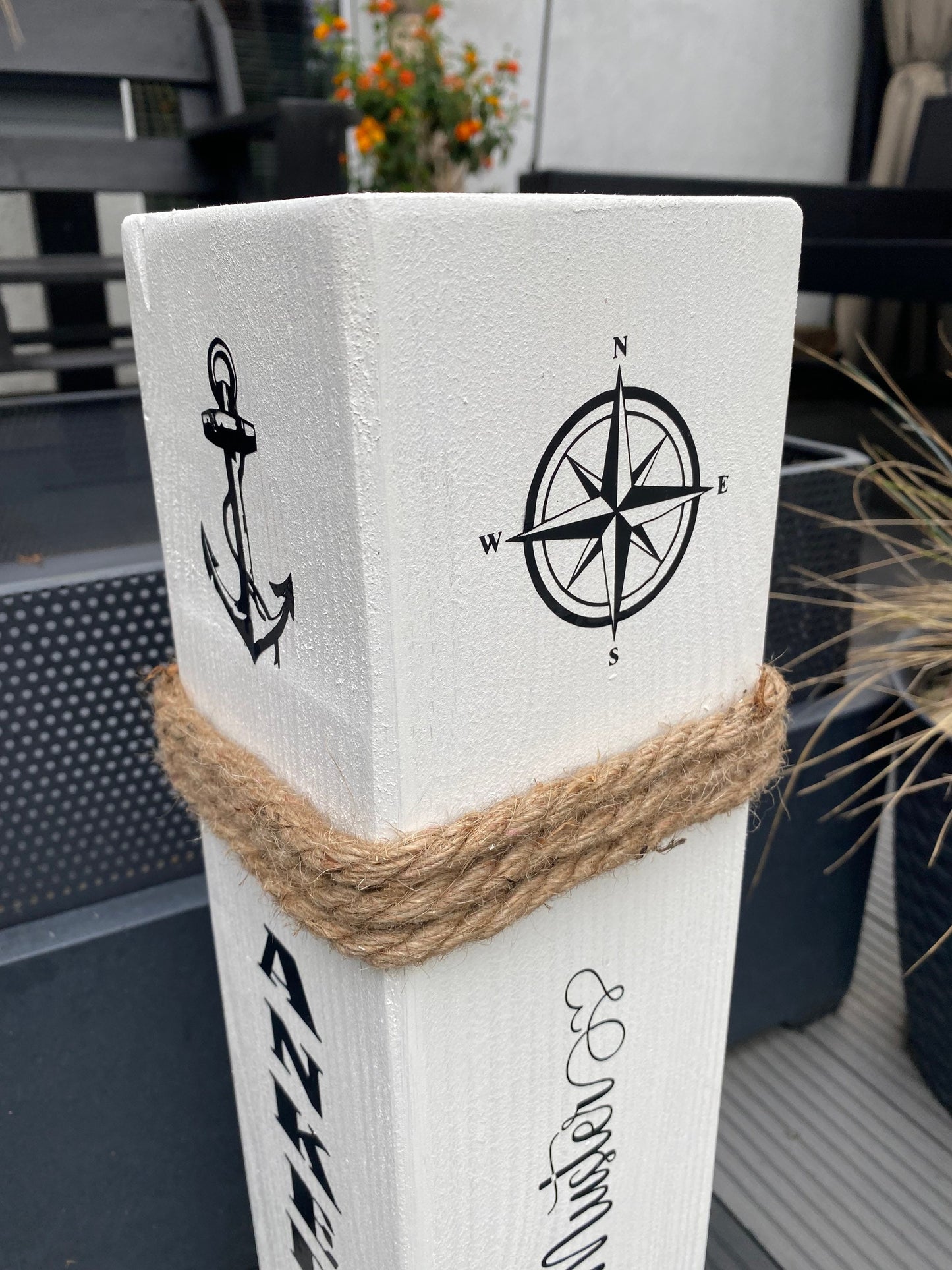 Personalisierte Holzsäule Ankerplatz – Maritime Gartendeko mit Namen, Text & Koordinaten | Geschenk Hochzeit, Einzug, Küsten Deko