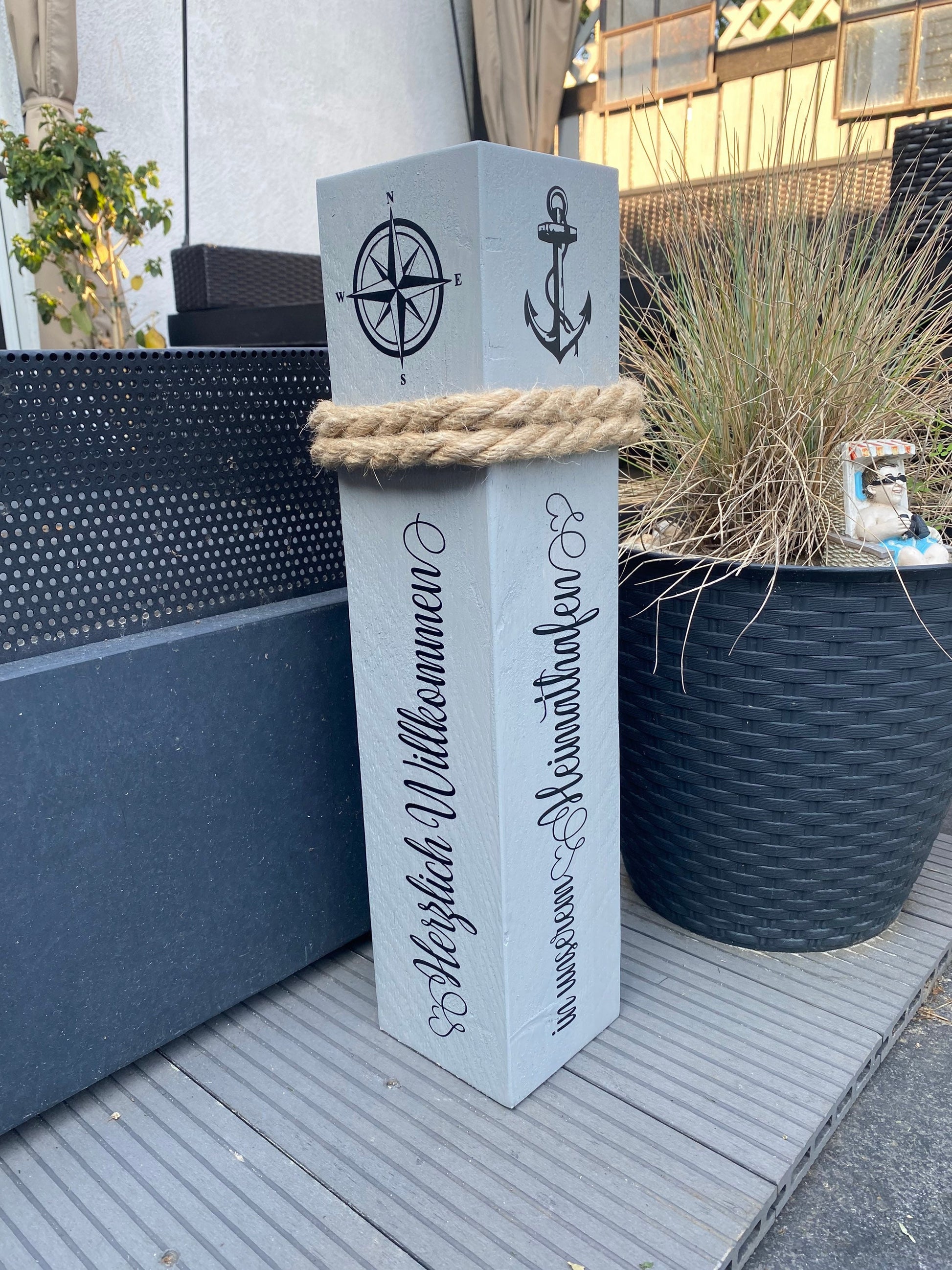 Holzsäule Heimathafen aus massivem Holz - personaisiert mit Namen & Koordinaten, Geschenk Hochzeit, Einzug, Jubiläum