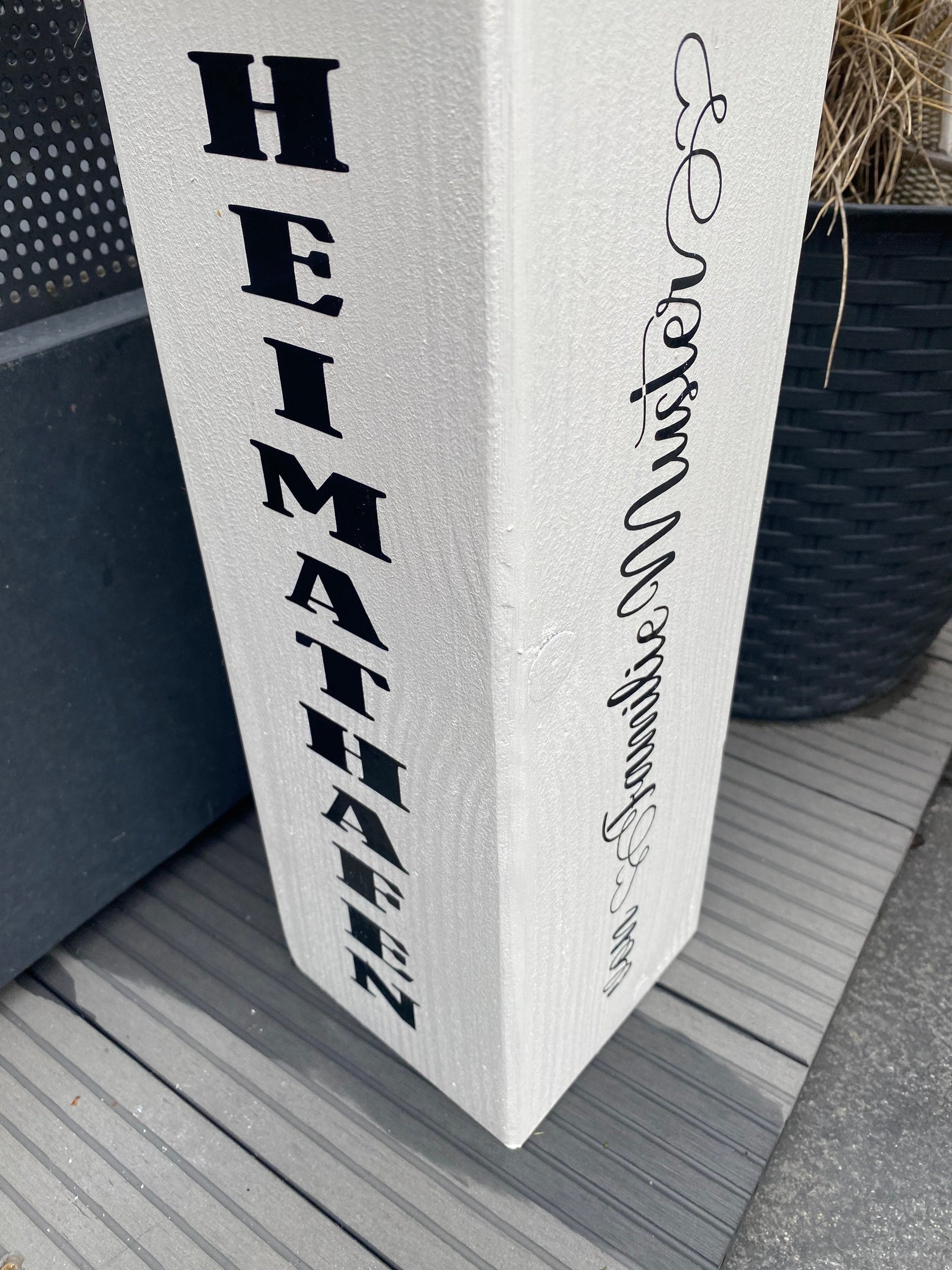 Handgefertigte Holzsäule 50 cm – personalisiert mit Namen, Datum oder Koordinaten. Perfektes Geschenk für Hochzeit, Einzug oder Geburtstag.