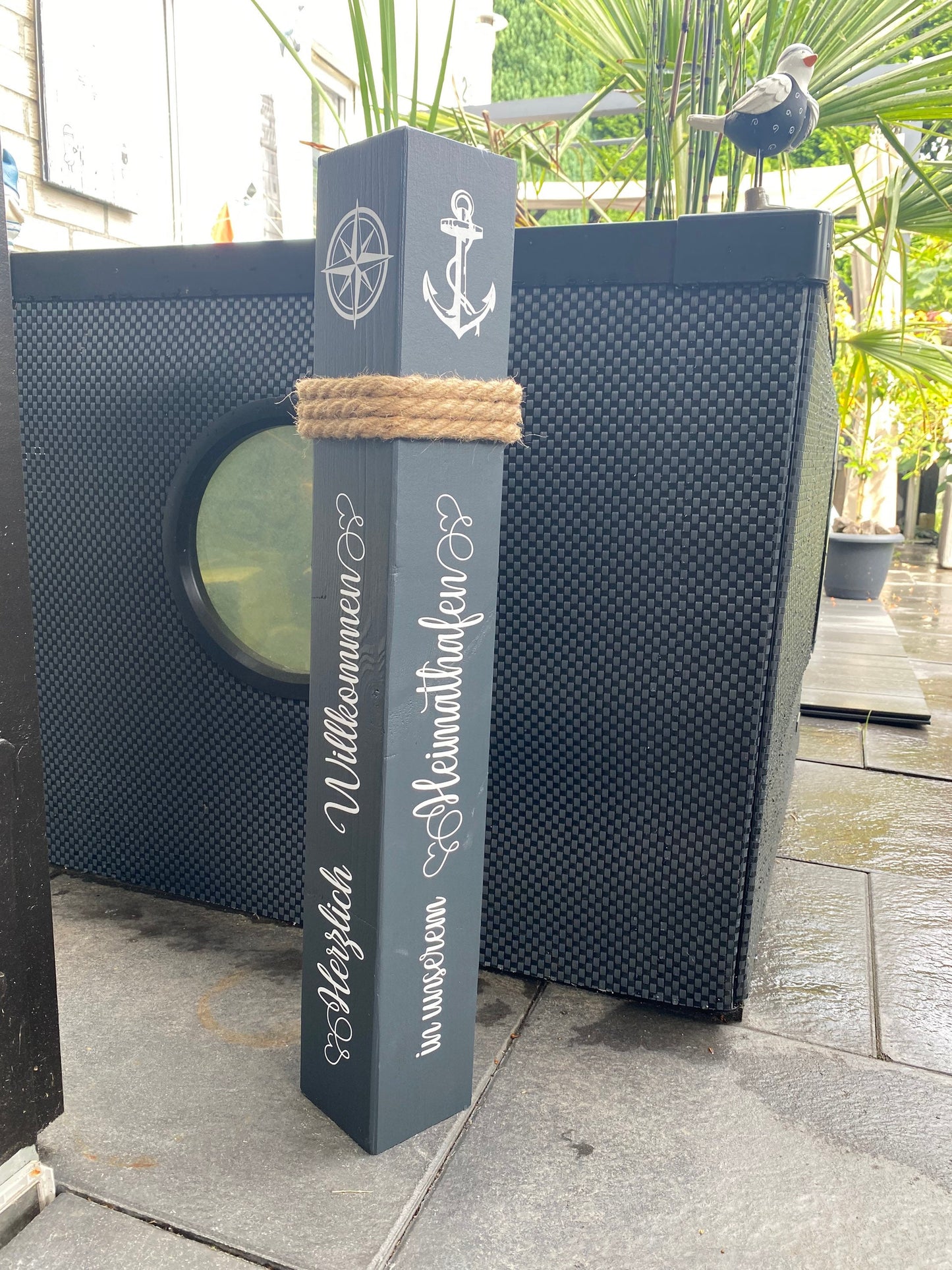 Dekorative Holzsäule Poller 70cm | Willkommen in unserem Heimathafen | Maritime Gartendeko | Handgemachte Nautische Deko | Küsten Eingang