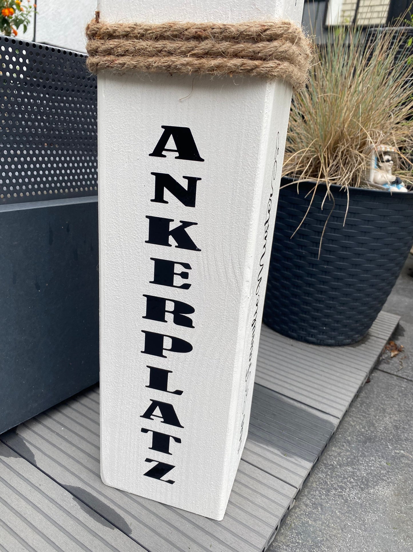 Personalisierte Holzsäule Ankerplatz – Maritime Gartendeko mit Namen, Text & Koordinaten | Geschenk Hochzeit, Einzug, Küsten Deko