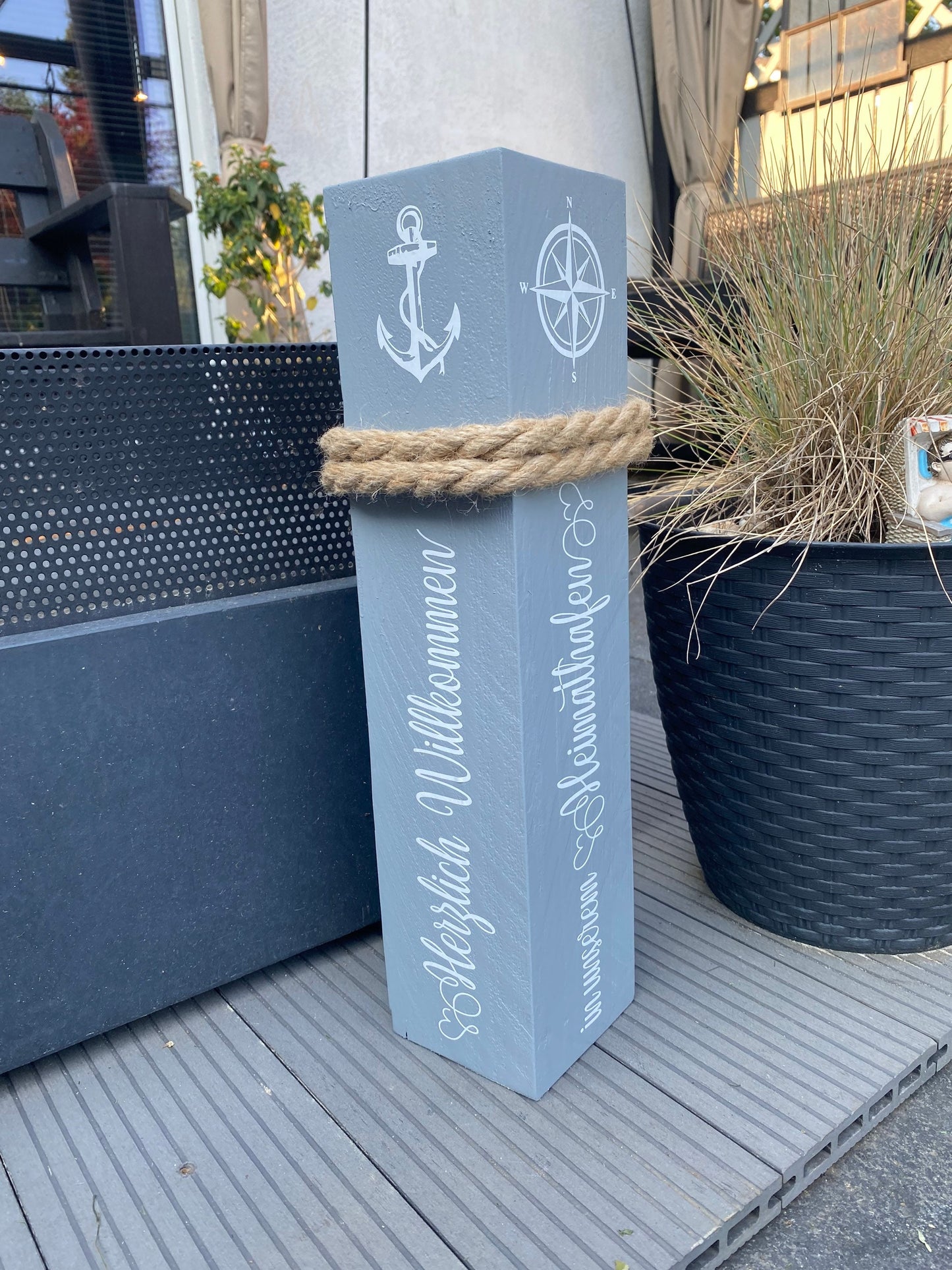 Personalisierte Holzsäule Ankerplatz – Maritime Gartendeko mit Namen, Text & Koordinaten | Geschenk Hochzeit, Einzug, Küsten Deko