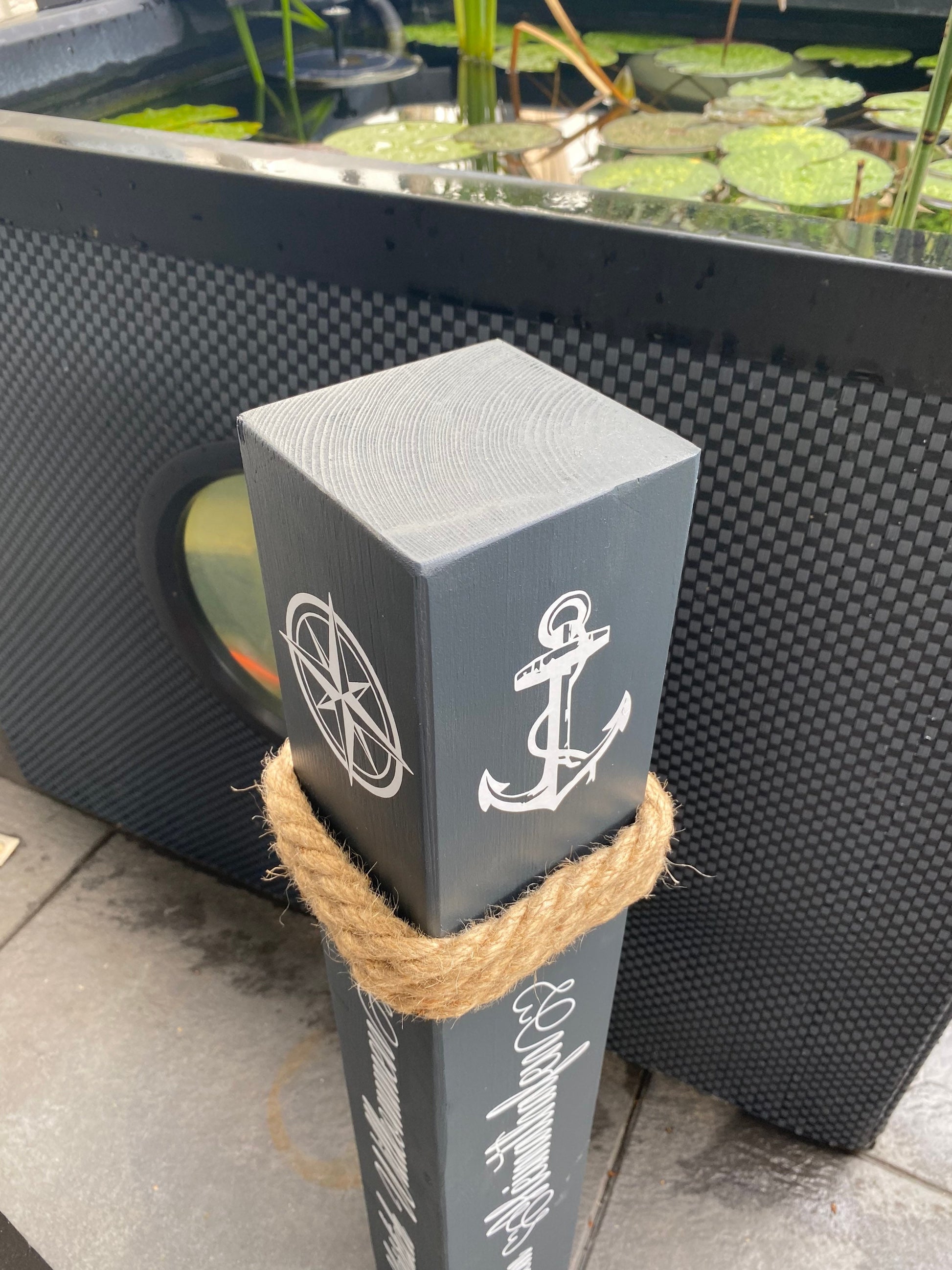 Dekorative Holzsäule Poller 70cm | Willkommen in unserem Heimathafen | Maritime Gartendeko | Handgemachte Nautische Deko | Küsten Eingang