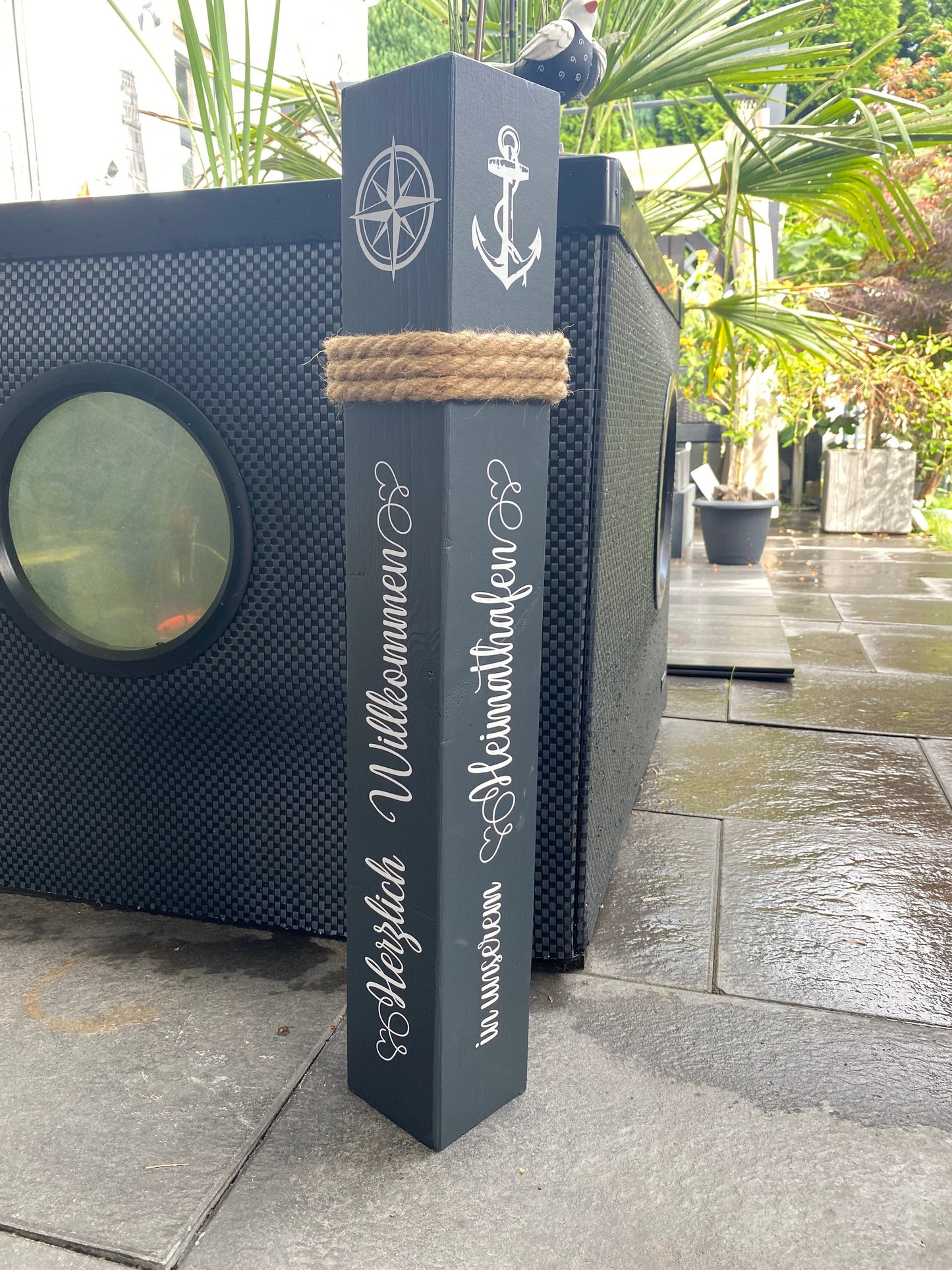 Dekorative Holzsäule Poller 70cm | Willkommen in unserem Heimathafen | Maritime Gartendeko | Handgemachte Nautische Deko | Küsten Eingang