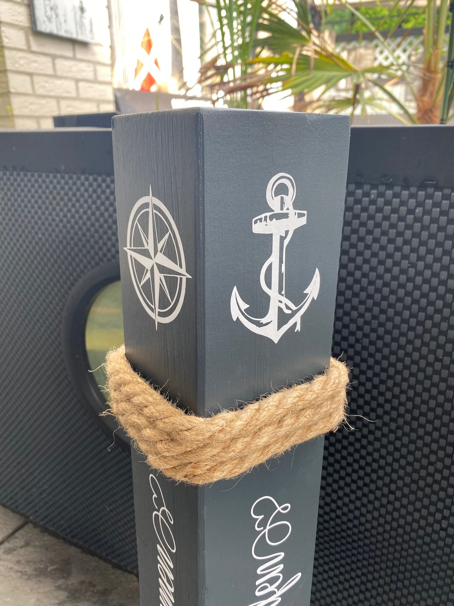 Dekorative Holzsäule Poller 70cm | Willkommen in unserem Heimathafen | Maritime Gartendeko | Handgemachte Nautische Deko | Küsten Eingang