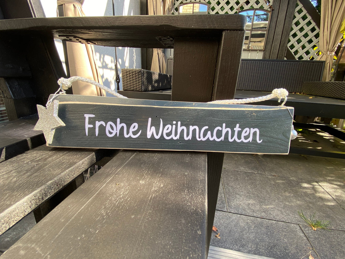 Holzschild ‚Frohes Fest‘ 40×8 cm – rustikale Weihnachtsdeko aus Holz. Perfekt für Tisch, Regal oder als Geschenk.