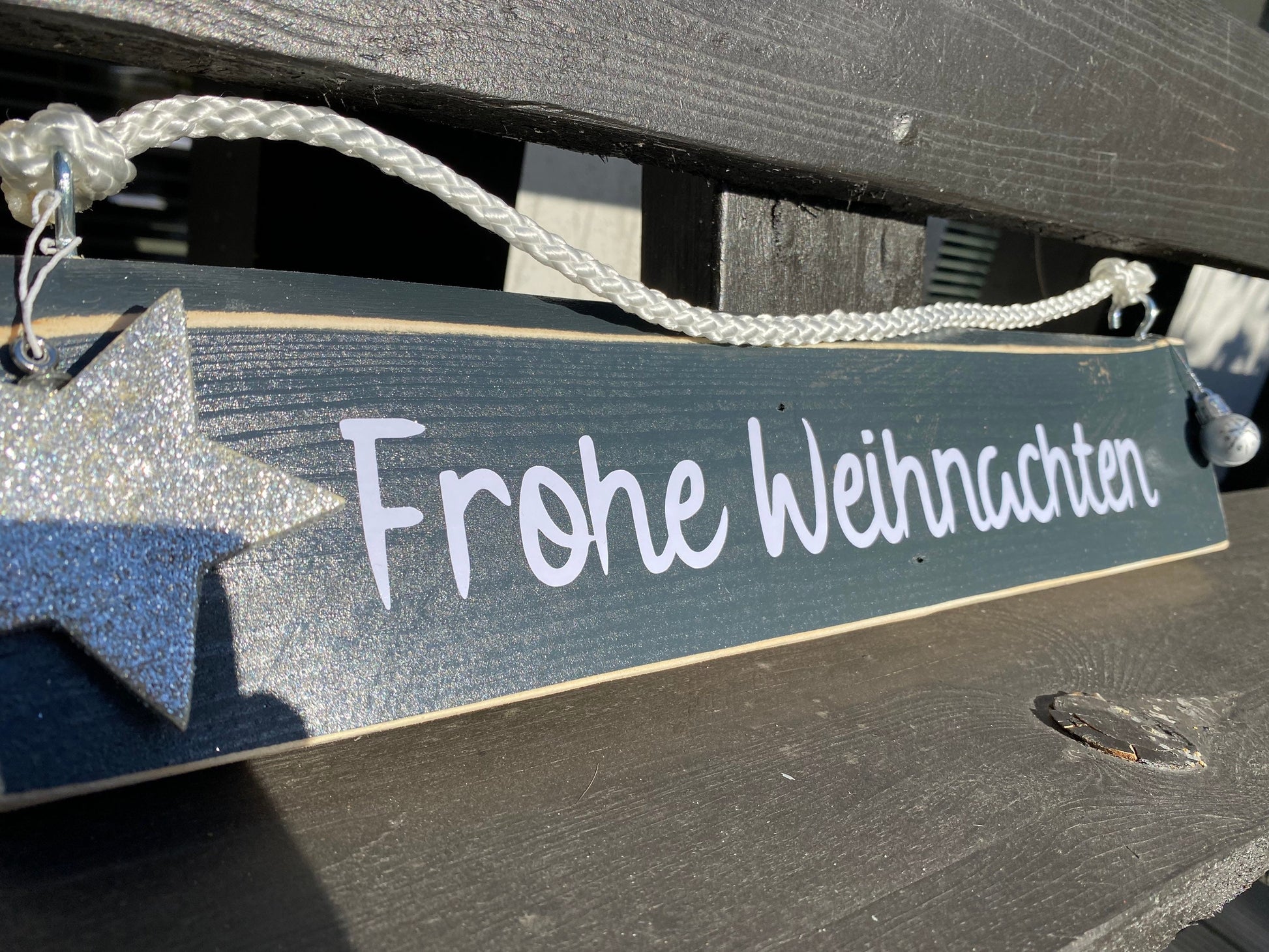 Holzschild ‚Frohes Fest‘ 40×8 cm – rustikale Weihnachtsdeko aus Holz. Perfekt für Tisch, Regal oder als Geschenk.