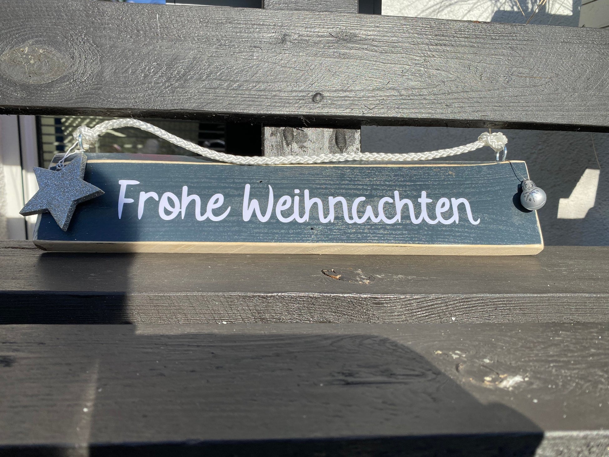 Holzschild ‚Frohes Fest‘ 40×8 cm – rustikale Weihnachtsdeko aus Holz. Perfekt für Tisch, Regal oder als Geschenk.