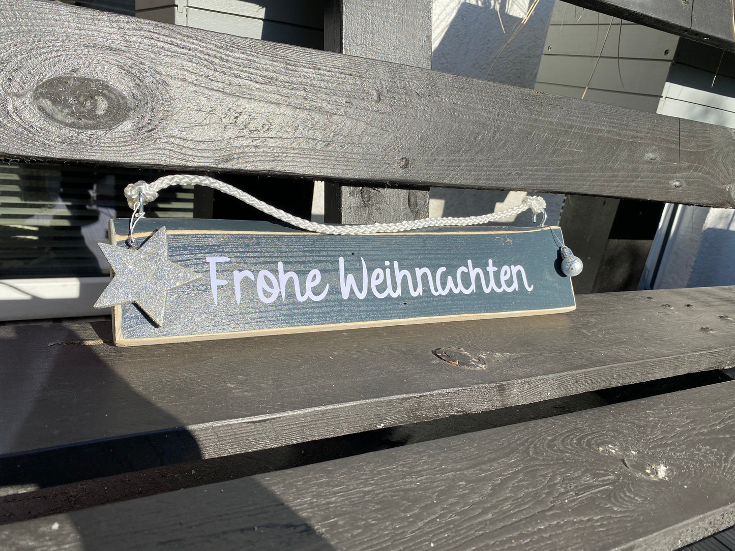 Holzschild ‚Frohes Fest‘ 40×8 cm – rustikale Weihnachtsdeko aus Holz. Perfekt für Tisch, Regal oder als Geschenk.