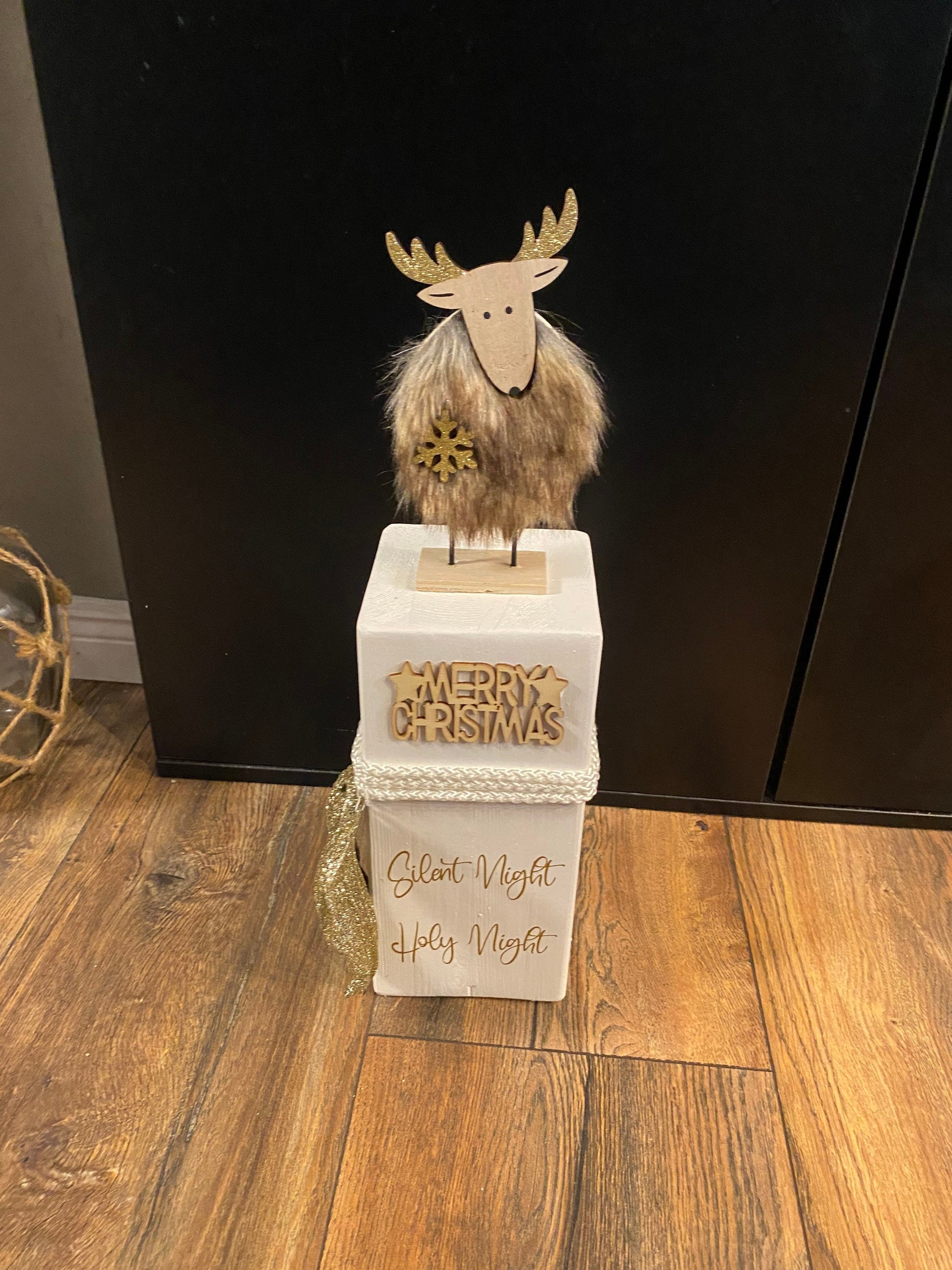 Weihnachtlicher Holzpoller „Christkind Säule“ 27 cm – Rustikale Weihnachtsdeko für Haus & Garten | Winterlich und Festlich