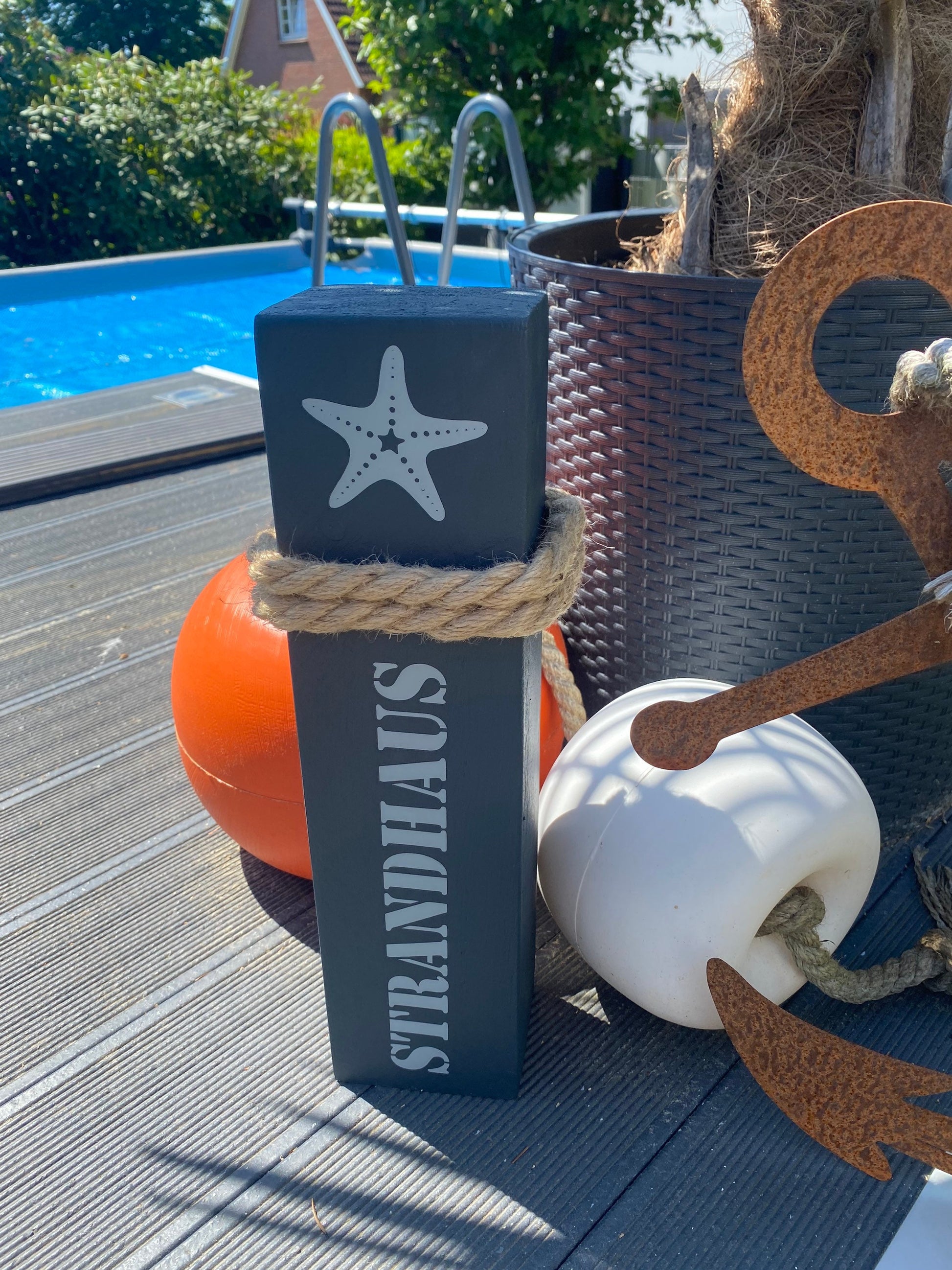 Strandhaus Dekopoller anthrazit | maritime Deko Holz Stele | Anker Dalben Küste Heimathafen Garten Deko Seesterne