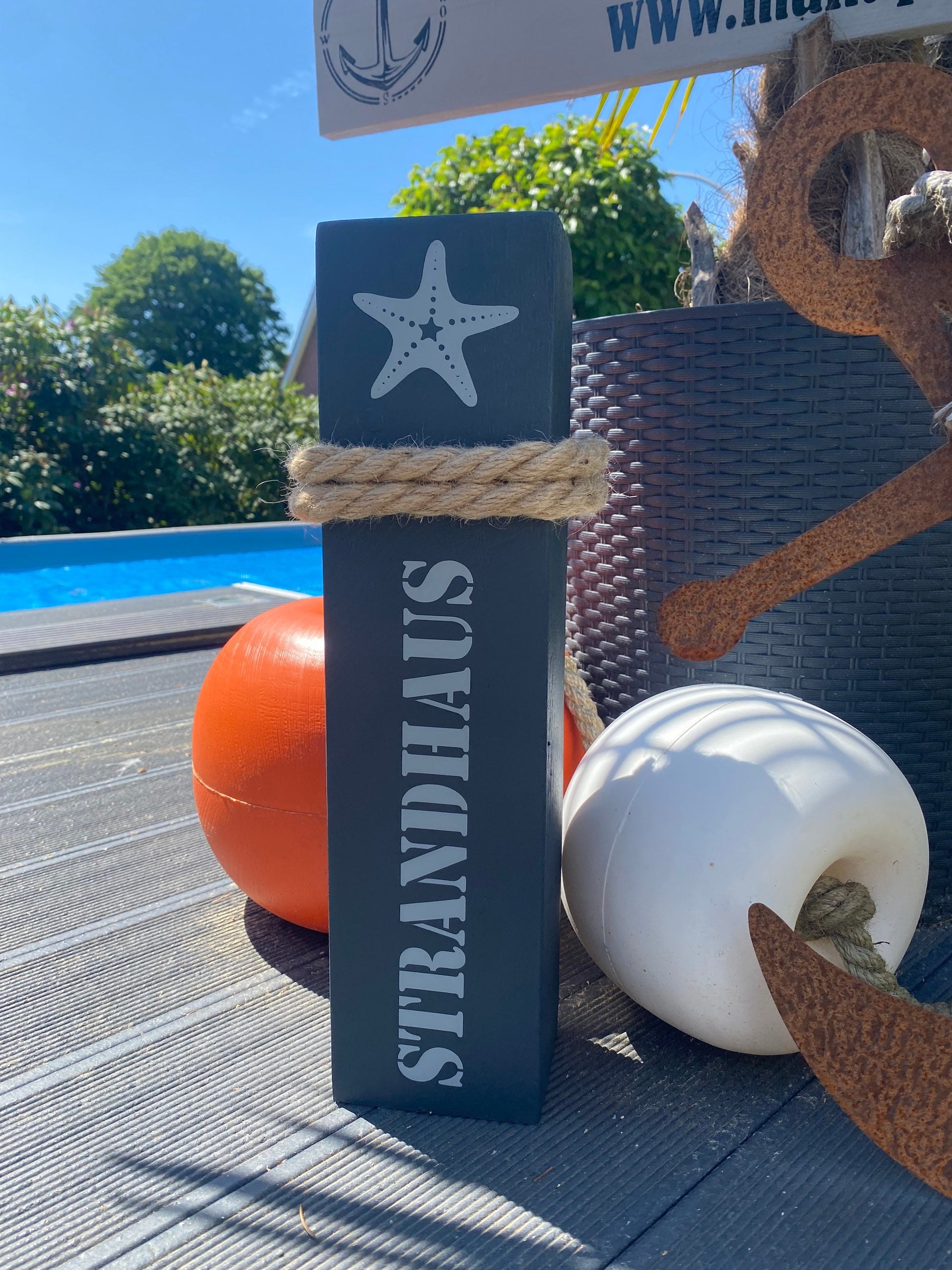 Strandhaus Dekopoller anthrazit | maritime Deko Holz Stele | Anker Dalben Küste Heimathafen Garten Deko Seesterne