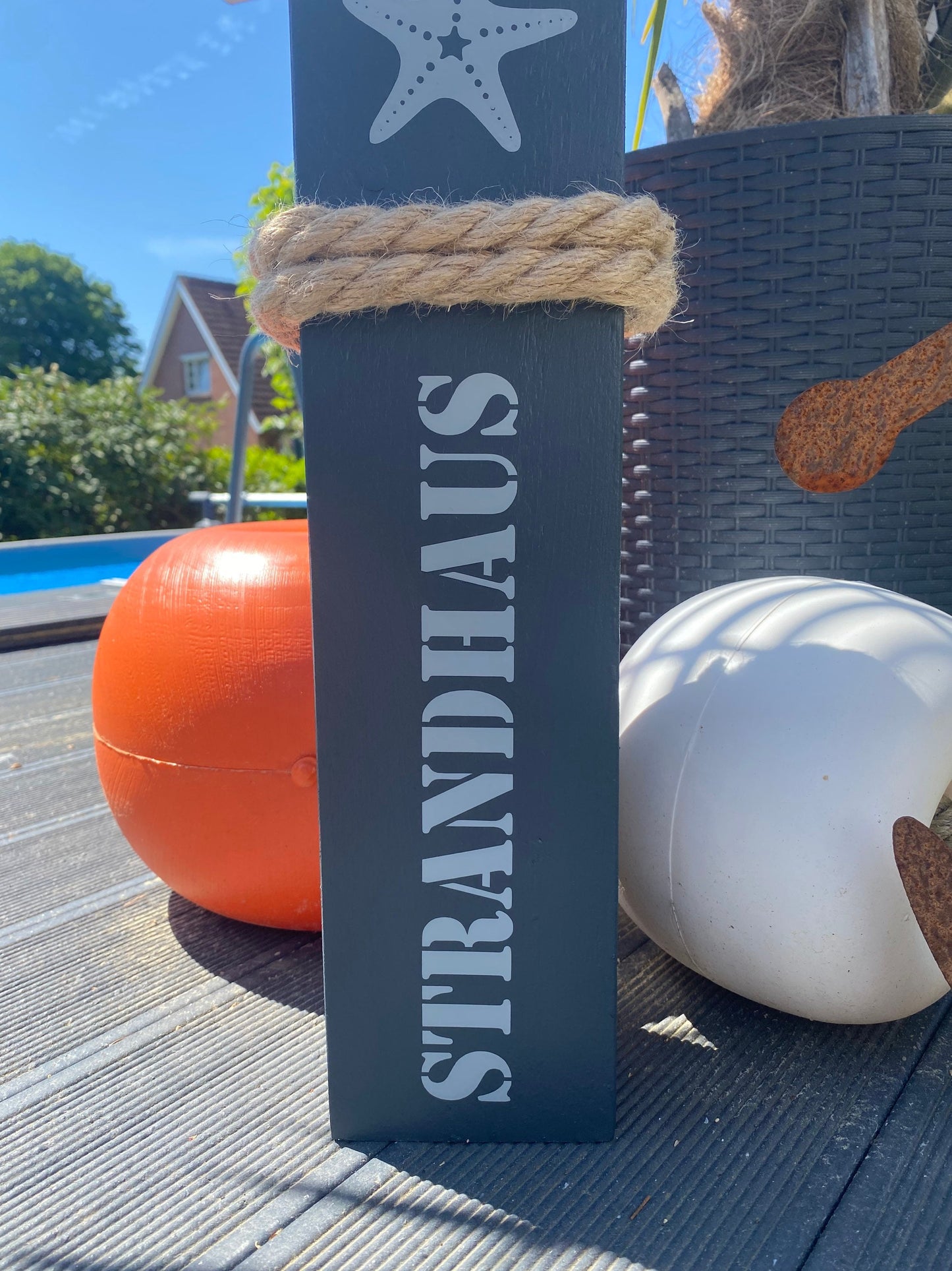 Strandhaus Dekopoller anthrazit | maritime Deko Holz Stele | Anker Dalben Küste Heimathafen Garten Deko Seesterne