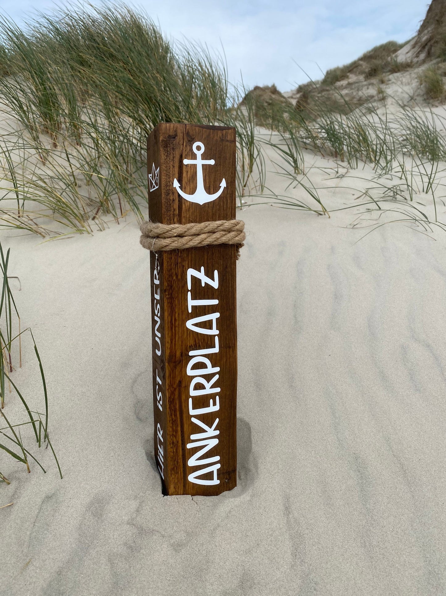 Maritime Holzsäule mit Anker & Boot | Gartenpoller Küstendeko | Heimathafen Maritime Säule | Deko Poller mit Anker Boot | Geschenk Garten