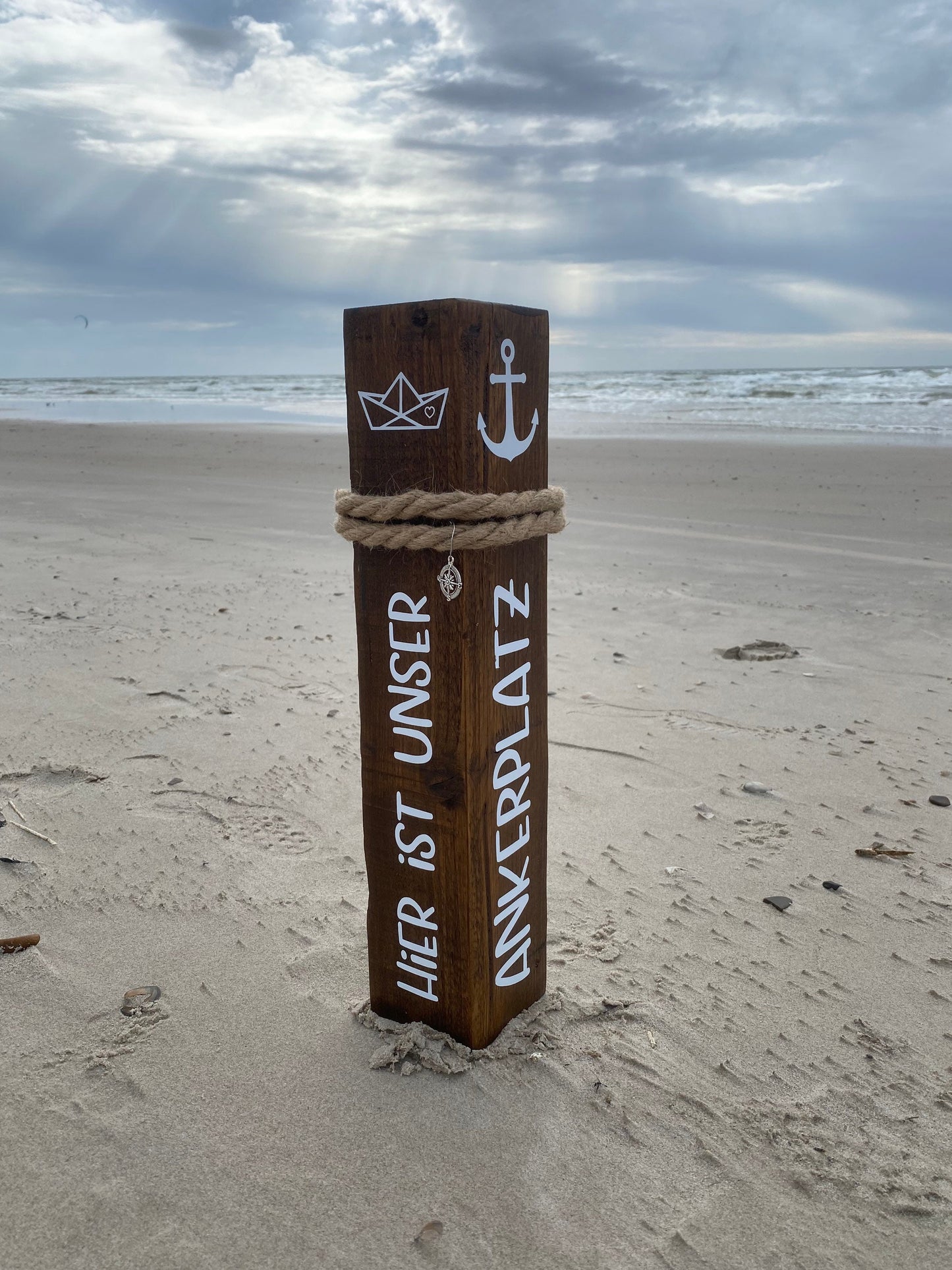Maritime Holzsäule mit Anker & Boot | Gartenpoller Küstendeko | Heimathafen Maritime Säule | Deko Poller mit Anker Boot | Geschenk Garten