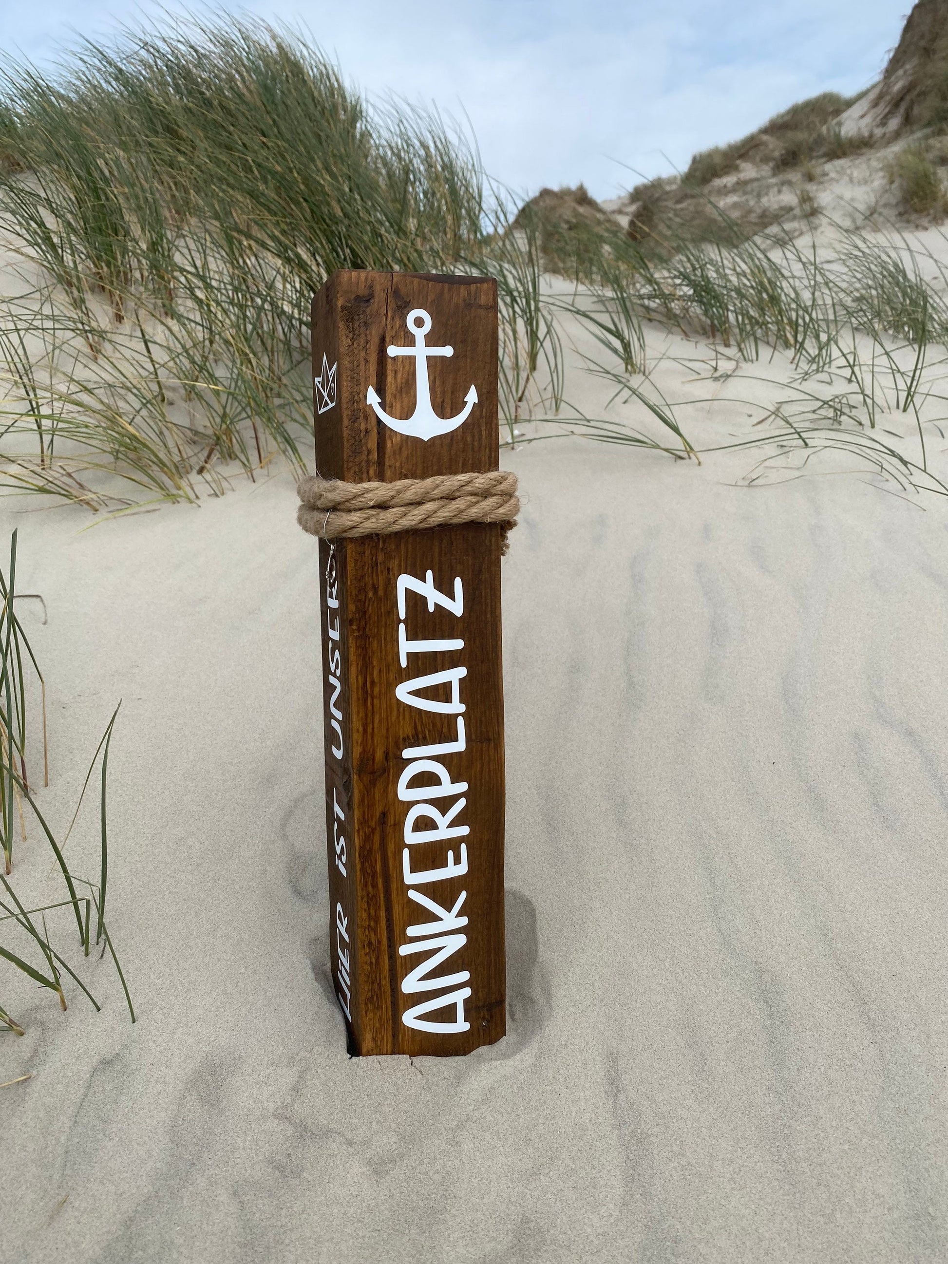 Maritime Holzsäule mit Anker & Boot | Gartenpoller Küstendeko | Heimathafen Maritime Säule | Deko Poller mit Anker Boot | Geschenk Garten