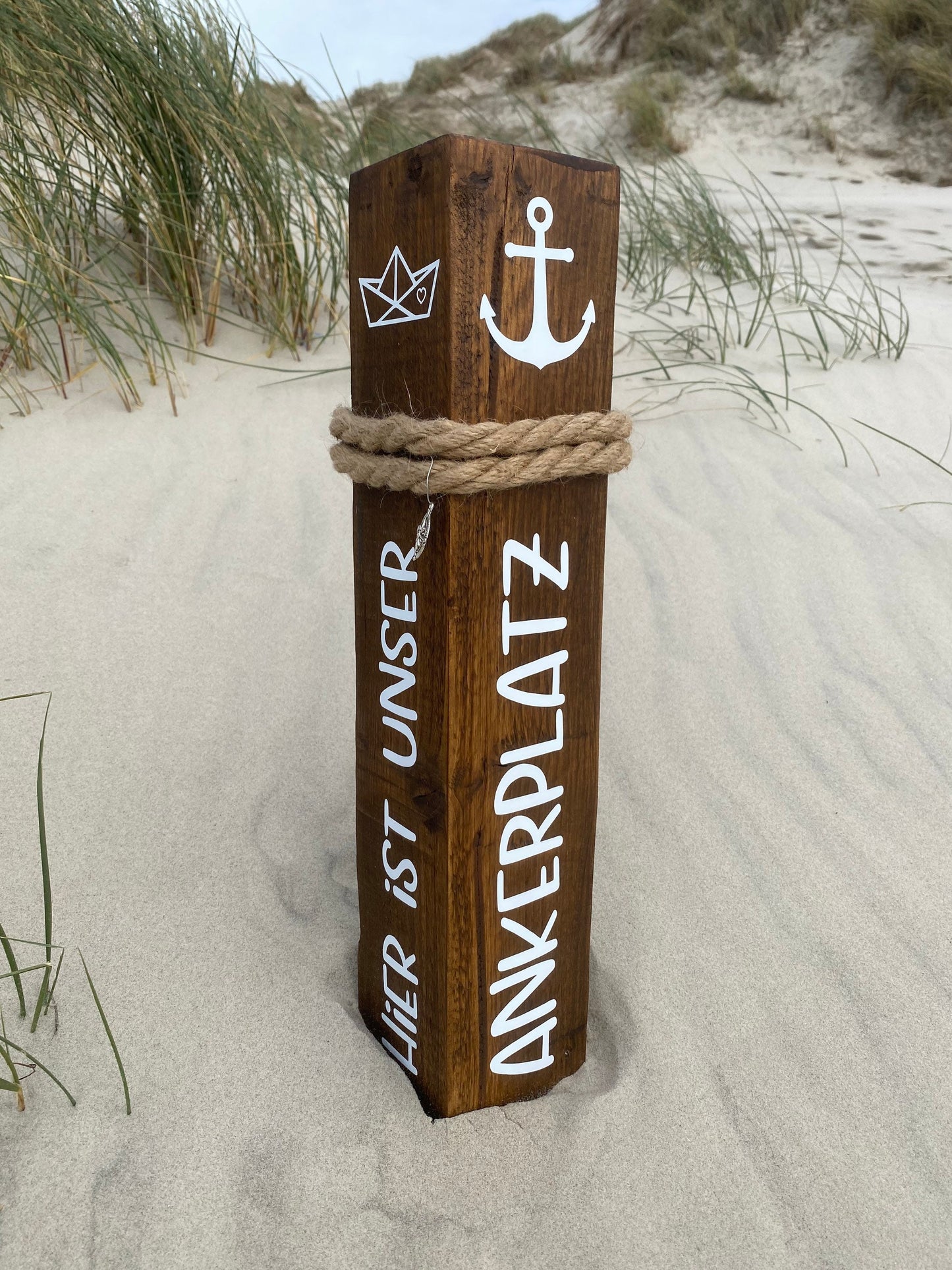 Maritime Holzsäule mit Anker & Boot | Gartenpoller Küstendeko | Heimathafen Maritime Säule | Deko Poller mit Anker Boot | Geschenk Garten