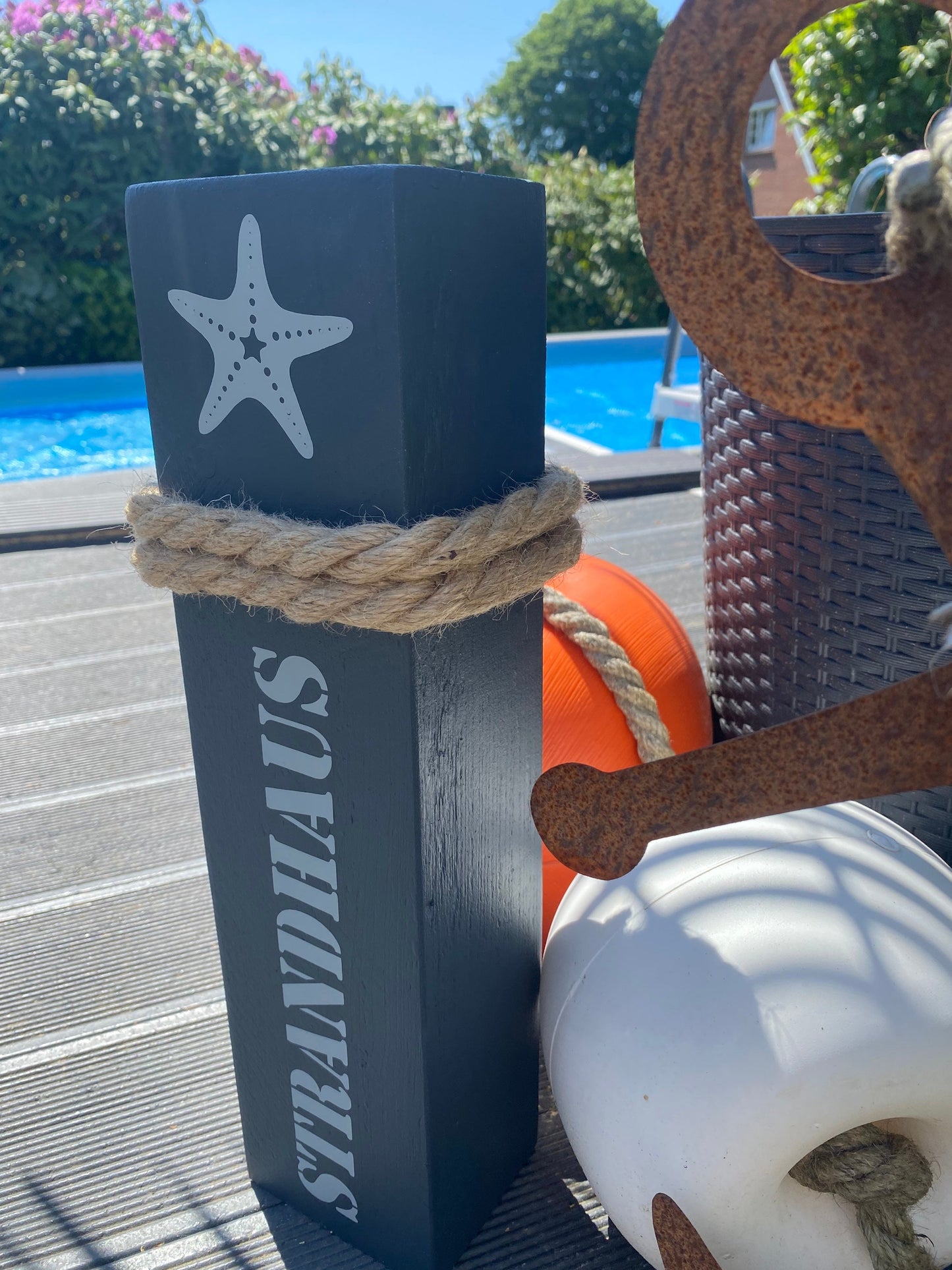 Strandhaus Dekopoller anthrazit | maritime Deko Holz Stele | Anker Dalben Küste Heimathafen Garten Deko Seesterne