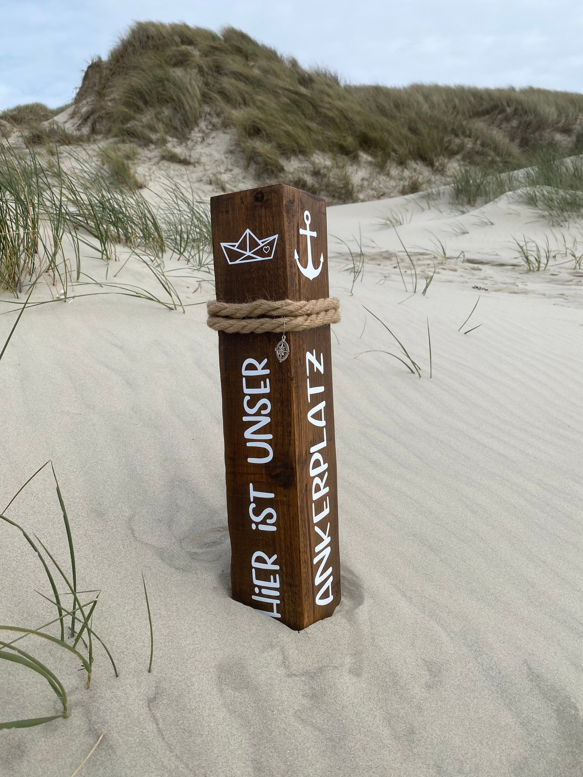 Maritime Holzsäule mit Anker & Boot | Gartenpoller Küstendeko | Heimathafen Maritime Säule | Deko Poller mit Anker Boot | Geschenk Garten