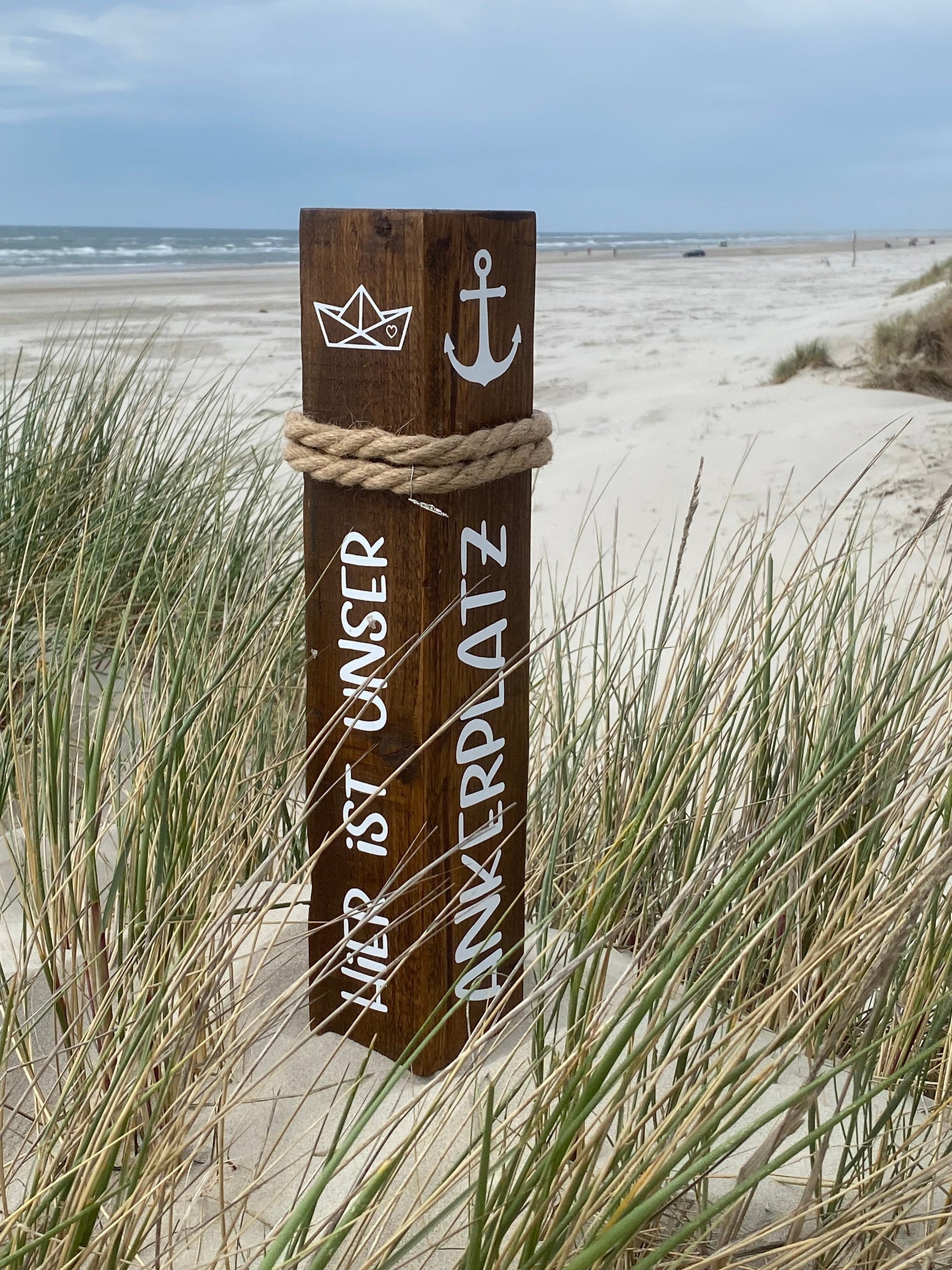 Maritime Holzsäule mit Anker & Boot | Gartenpoller Küstendeko | Heimathafen Maritime Säule | Deko Poller mit Anker Boot | Geschenk Garten