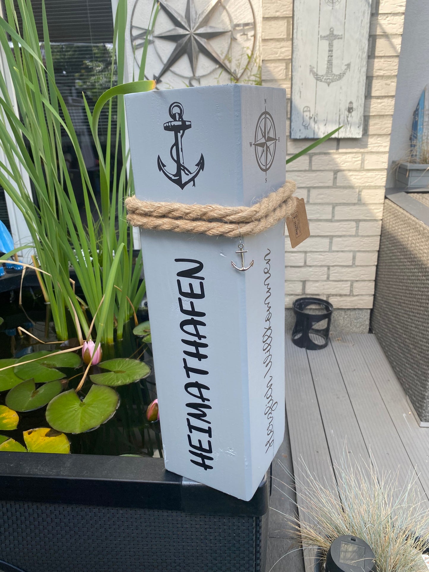 Heimathafen Dekopoller Grau 50 cm | Holzsäule ‚Herzlich Willkommen‘ mit Windrose | Maritime Gartendeko Stele Manapal