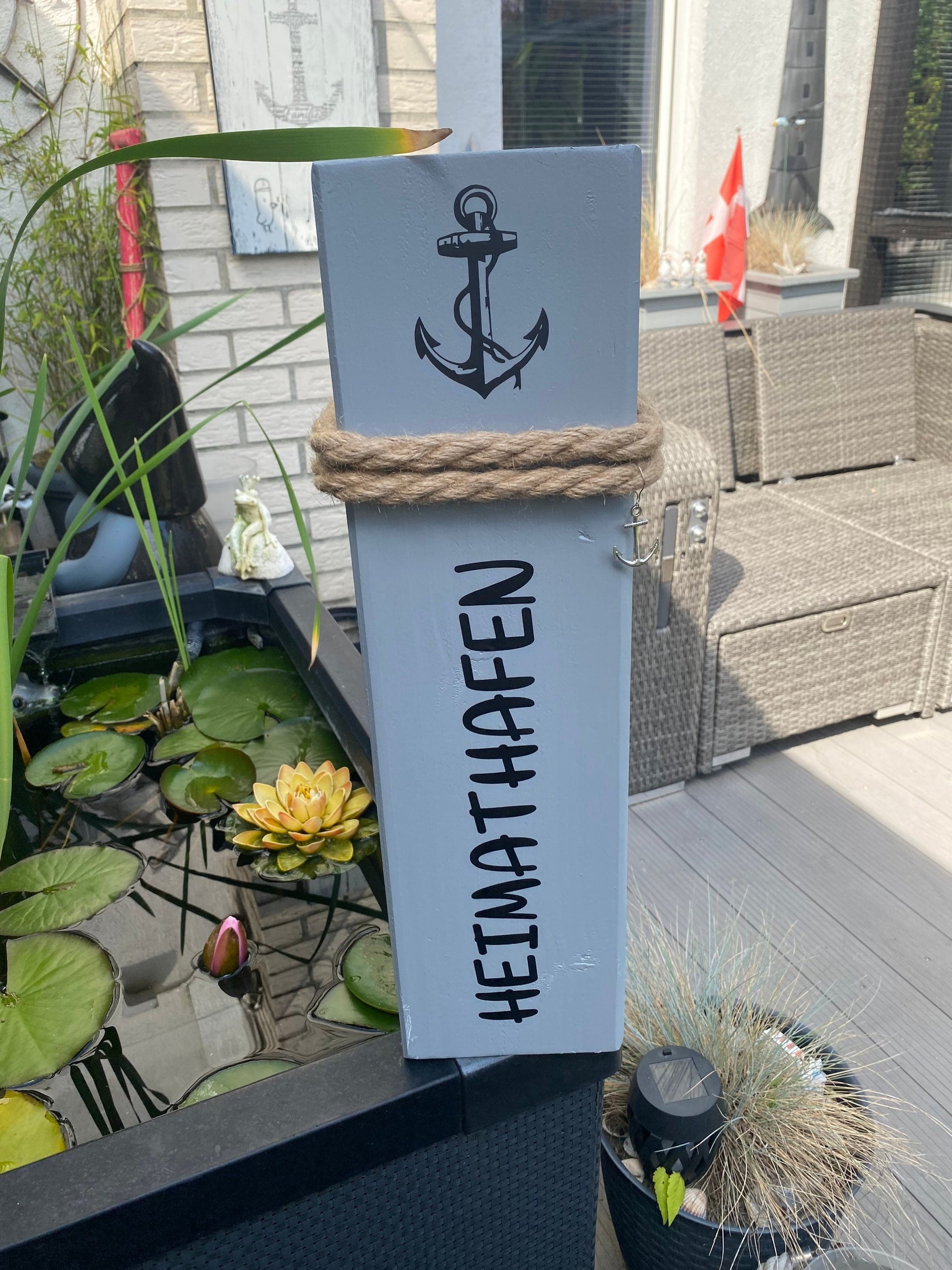 Heimathafen Dekopoller Grau 50 cm | Holzsäule ‚Herzlich Willkommen‘ mit Windrose | Maritime Gartendeko Stele Manapal
