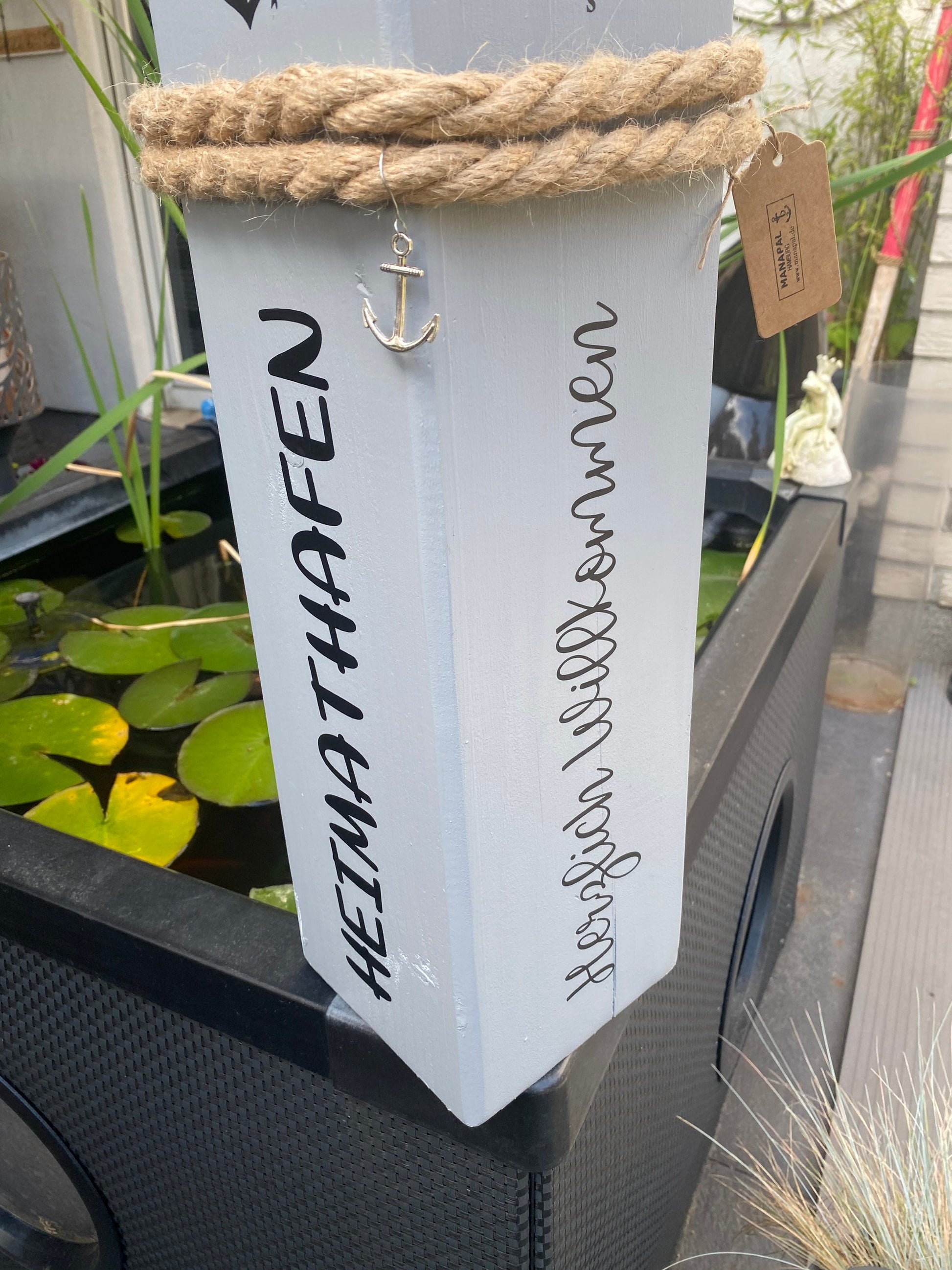 Heimathafen Dekopoller Grau 50 cm | Holzsäule ‚Herzlich Willkommen‘ mit Windrose | Maritime Gartendeko Stele Manapal