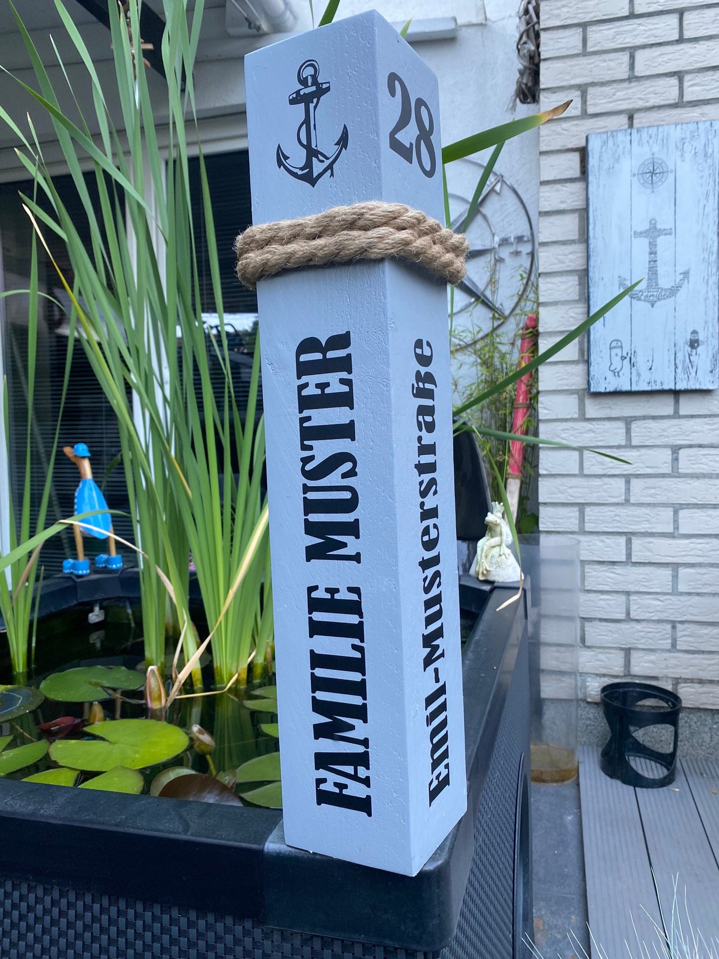 Personalisierter Holzpoller 50–80 cm – Familienname, Straße & Hausnummer | Maritime Adresse und Gartendeko, Geschenk Hochzeit oder Einzug