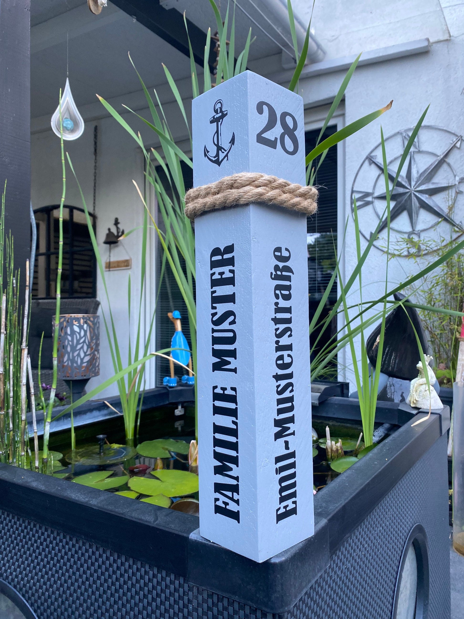 Personalisierter Holzpoller 50–80 cm – Familienname, Straße & Hausnummer | Maritime Adresse und Gartendeko, Geschenk Hochzeit oder Einzug
