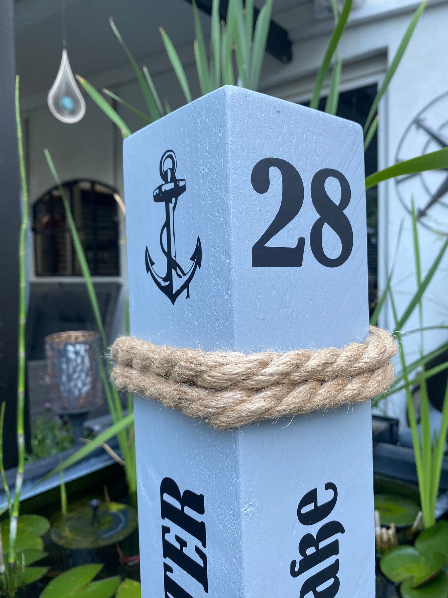 Personalisierter Holzpoller 50–80 cm – Familienname, Straße & Hausnummer | Maritime Adresse und Gartendeko, Geschenk Hochzeit oder Einzug