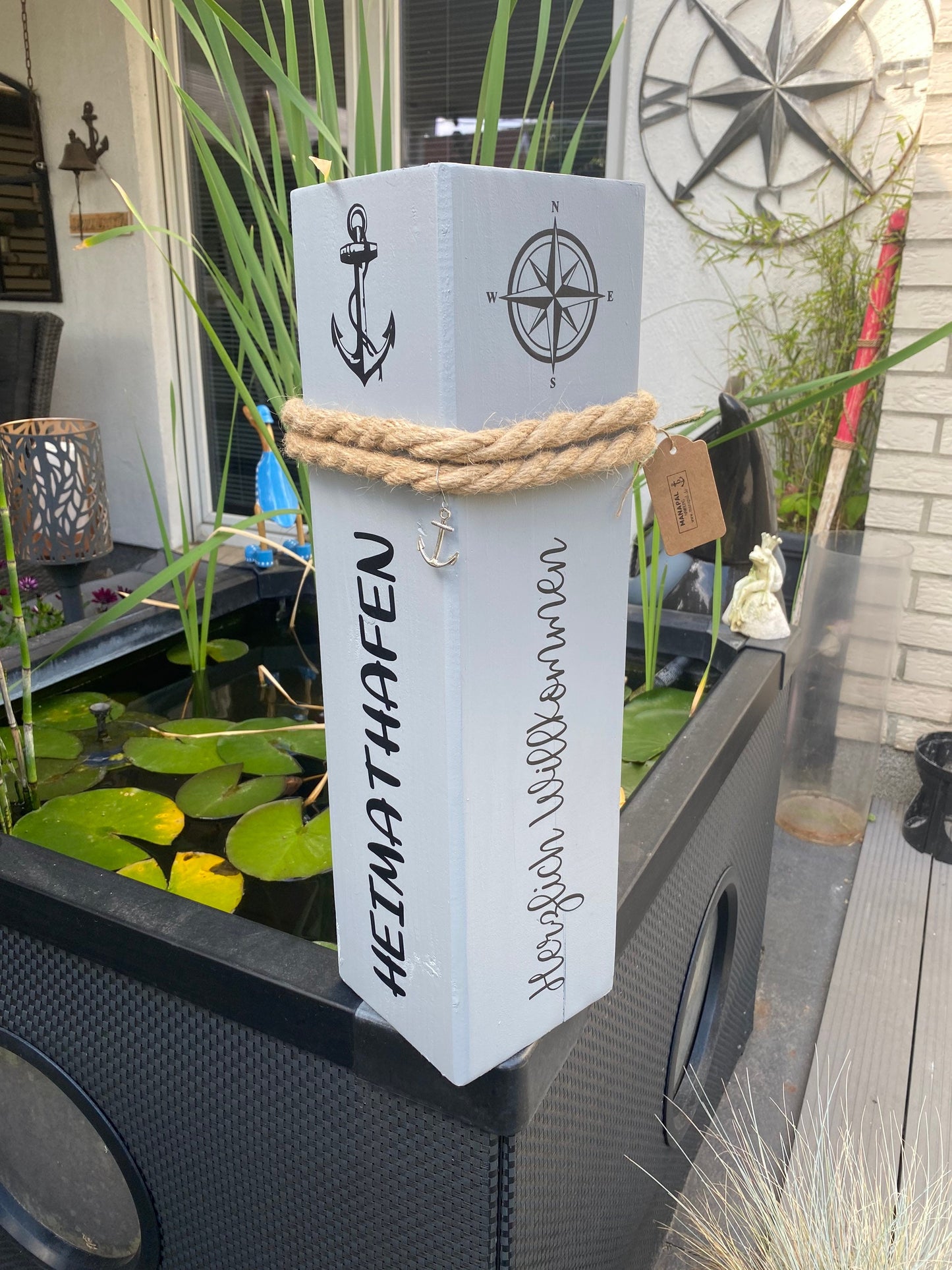 Heimathafen Dekopoller Grau 50 cm | Holzsäule ‚Herzlich Willkommen‘ mit Windrose | Maritime Gartendeko Stele Manapal