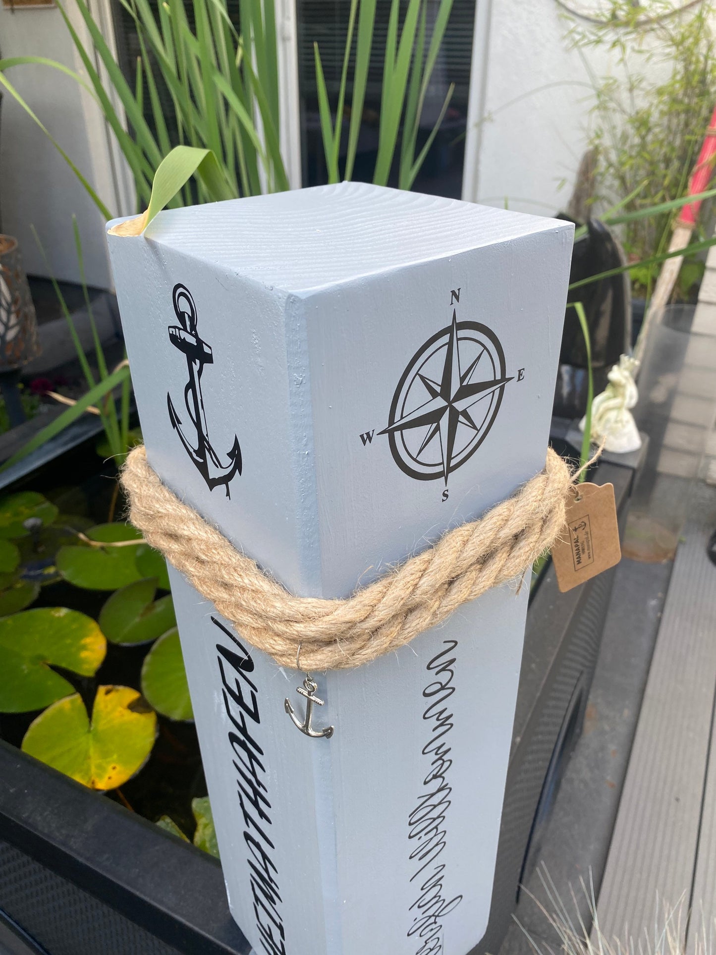 Heimathafen Dekopoller Grau 50 cm | Holzsäule ‚Herzlich Willkommen‘ mit Windrose | Maritime Gartendeko Stele Manapal