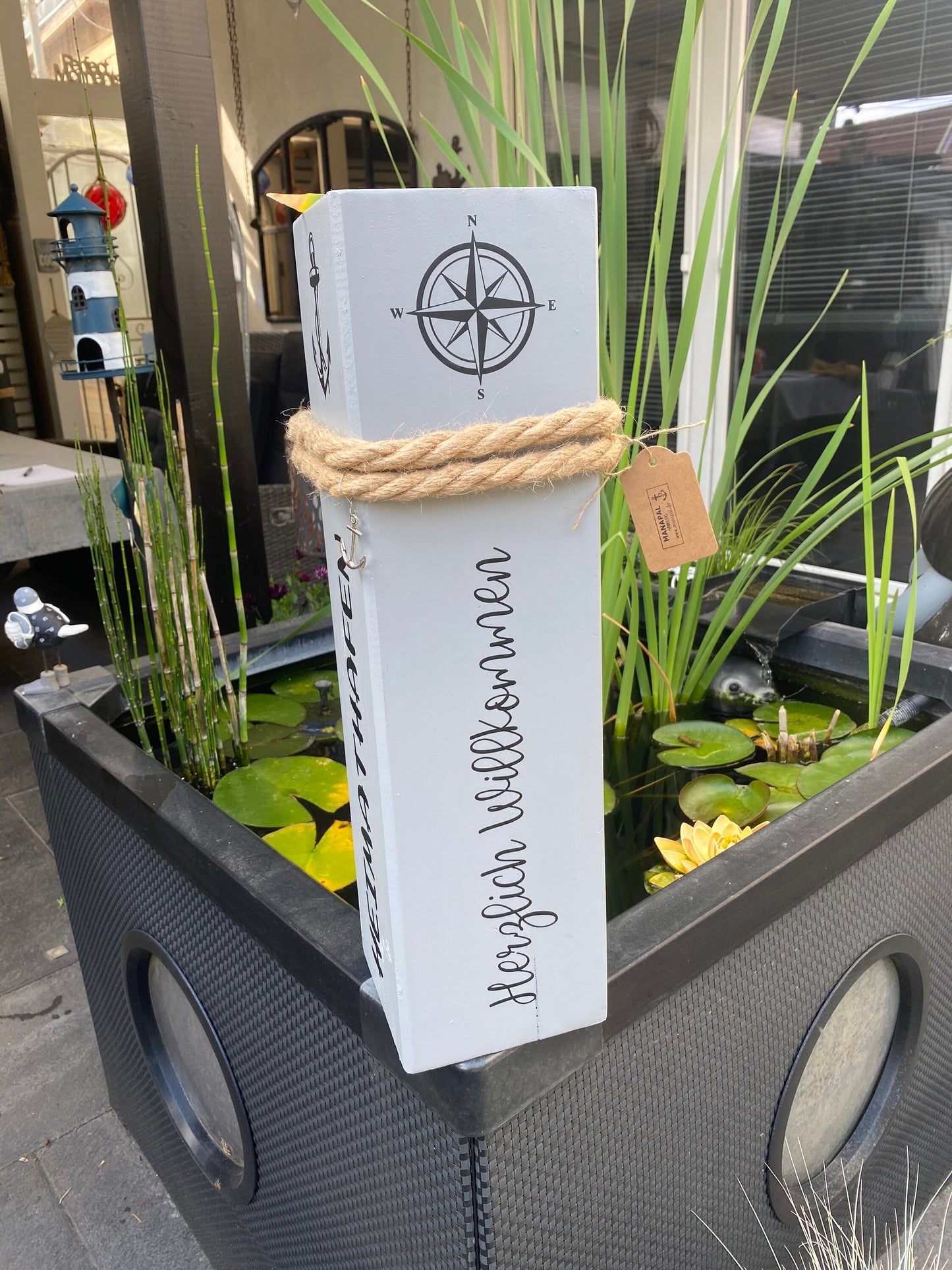 Heimathafen Dekopoller Grau 50 cm | Holzsäule ‚Herzlich Willkommen‘ mit Windrose | Maritime Gartendeko Stele Manapal