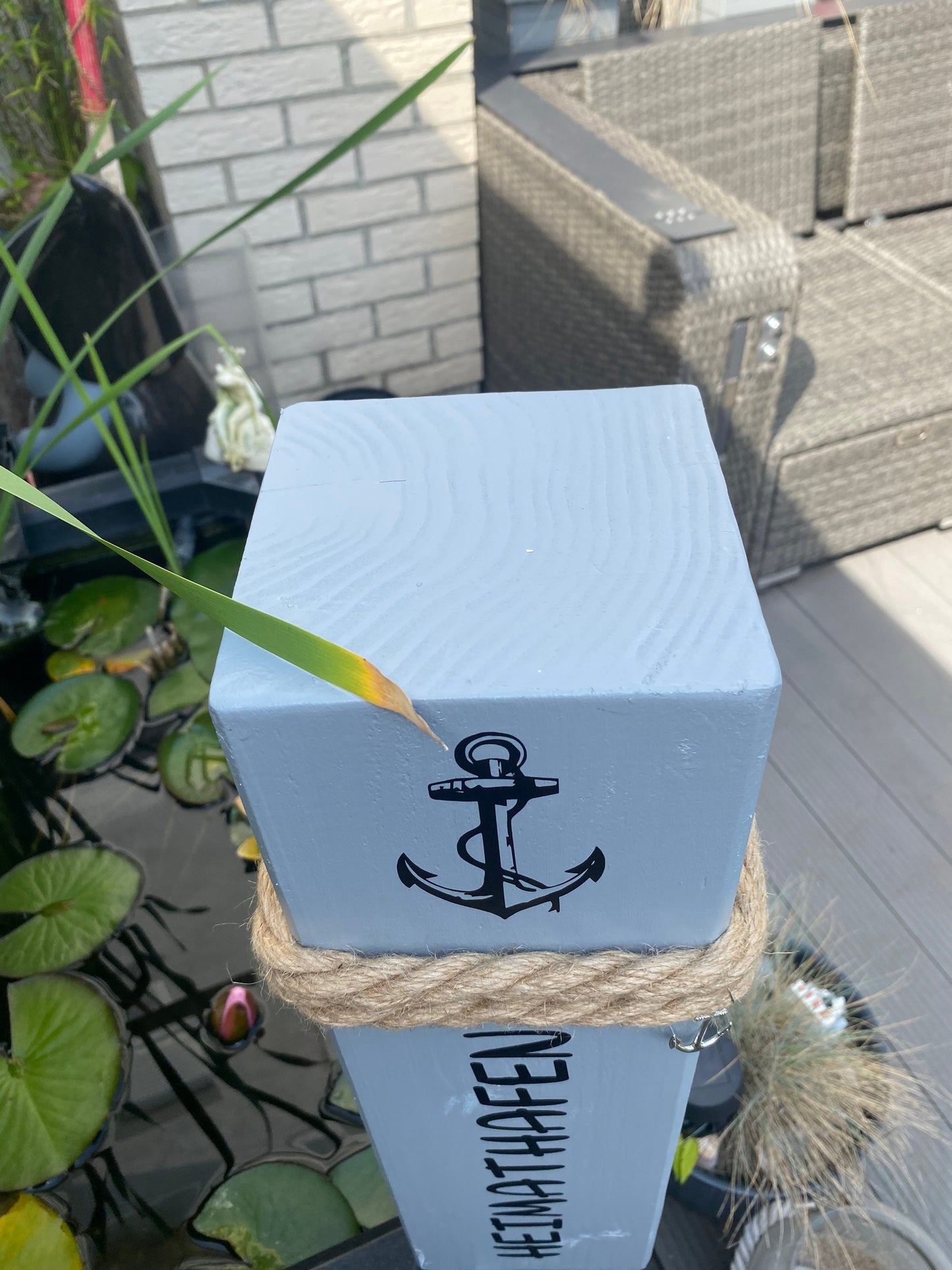 Heimathafen Dekopoller Grau 50 cm | Holzsäule ‚Herzlich Willkommen‘ mit Windrose | Maritime Gartendeko Stele Manapal